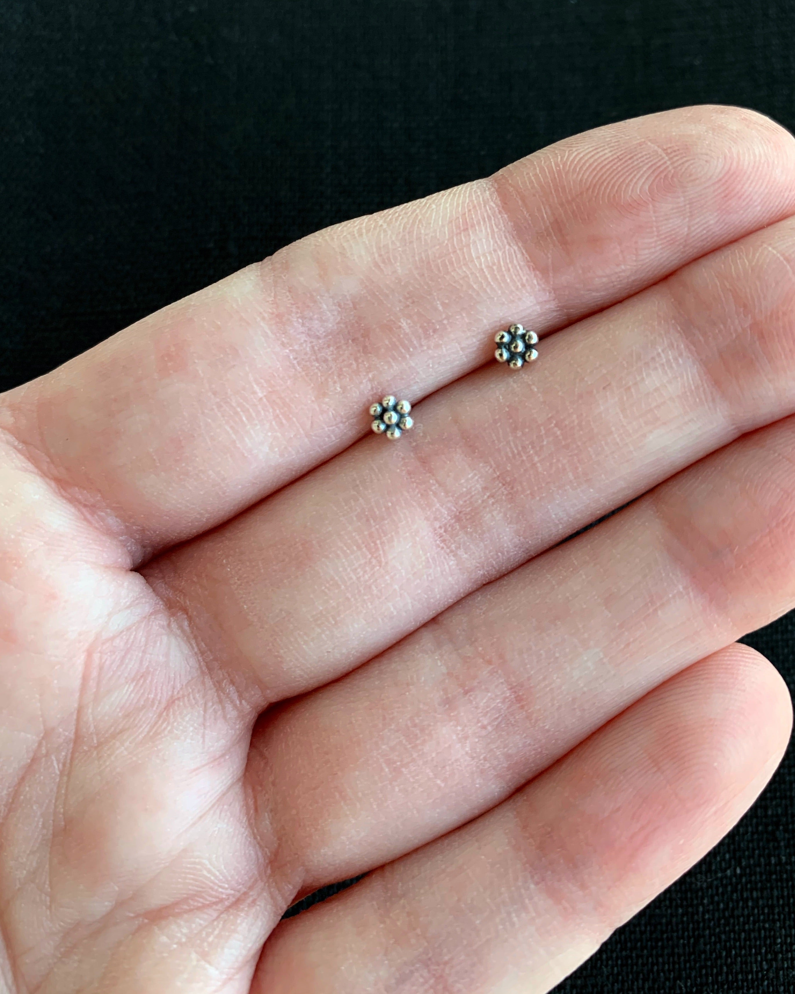 •7 DOT FLOWER• silver stud earrings