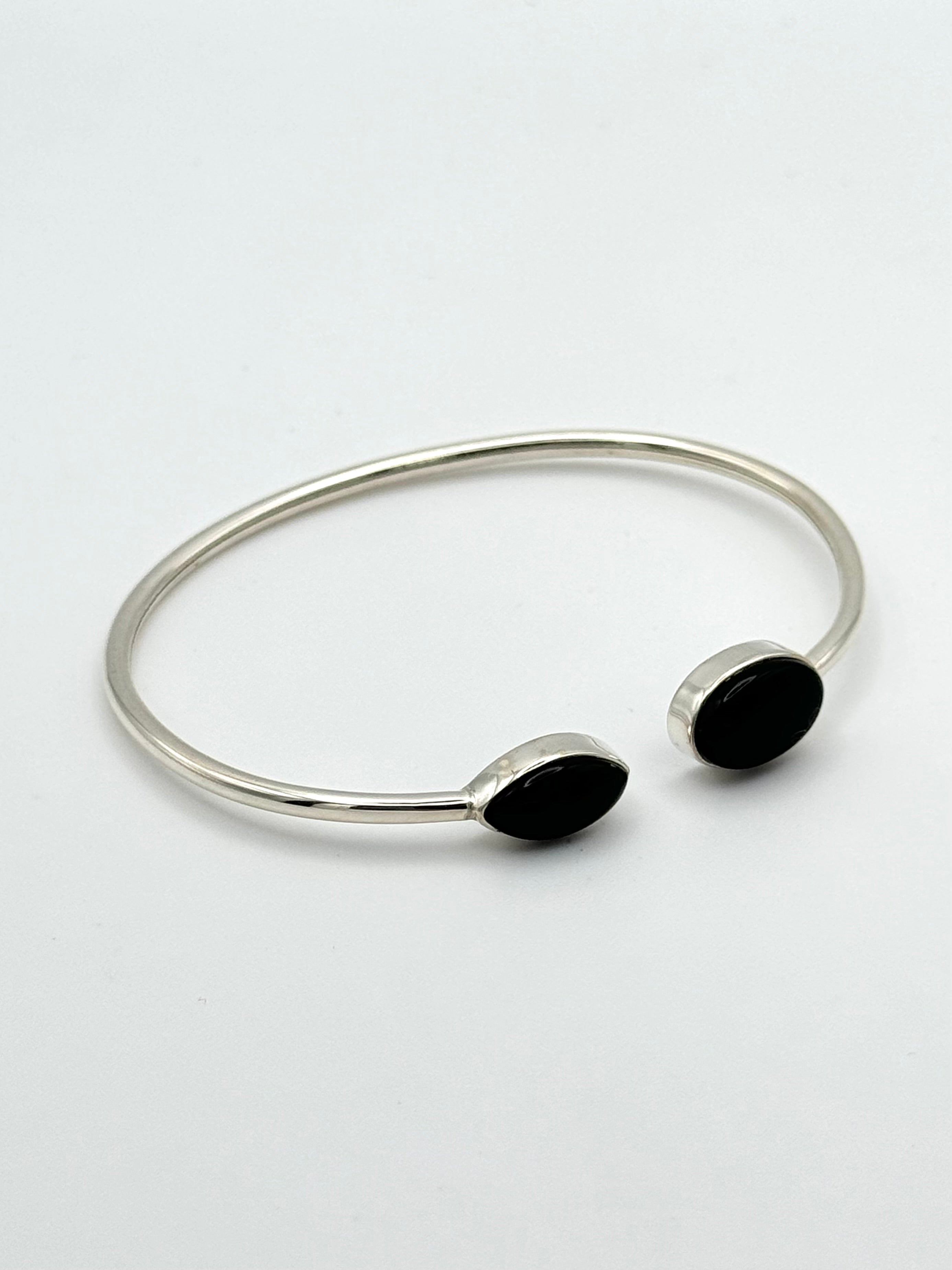 •EYE + OVAL• onyx + silver twist-on cuff bracelet