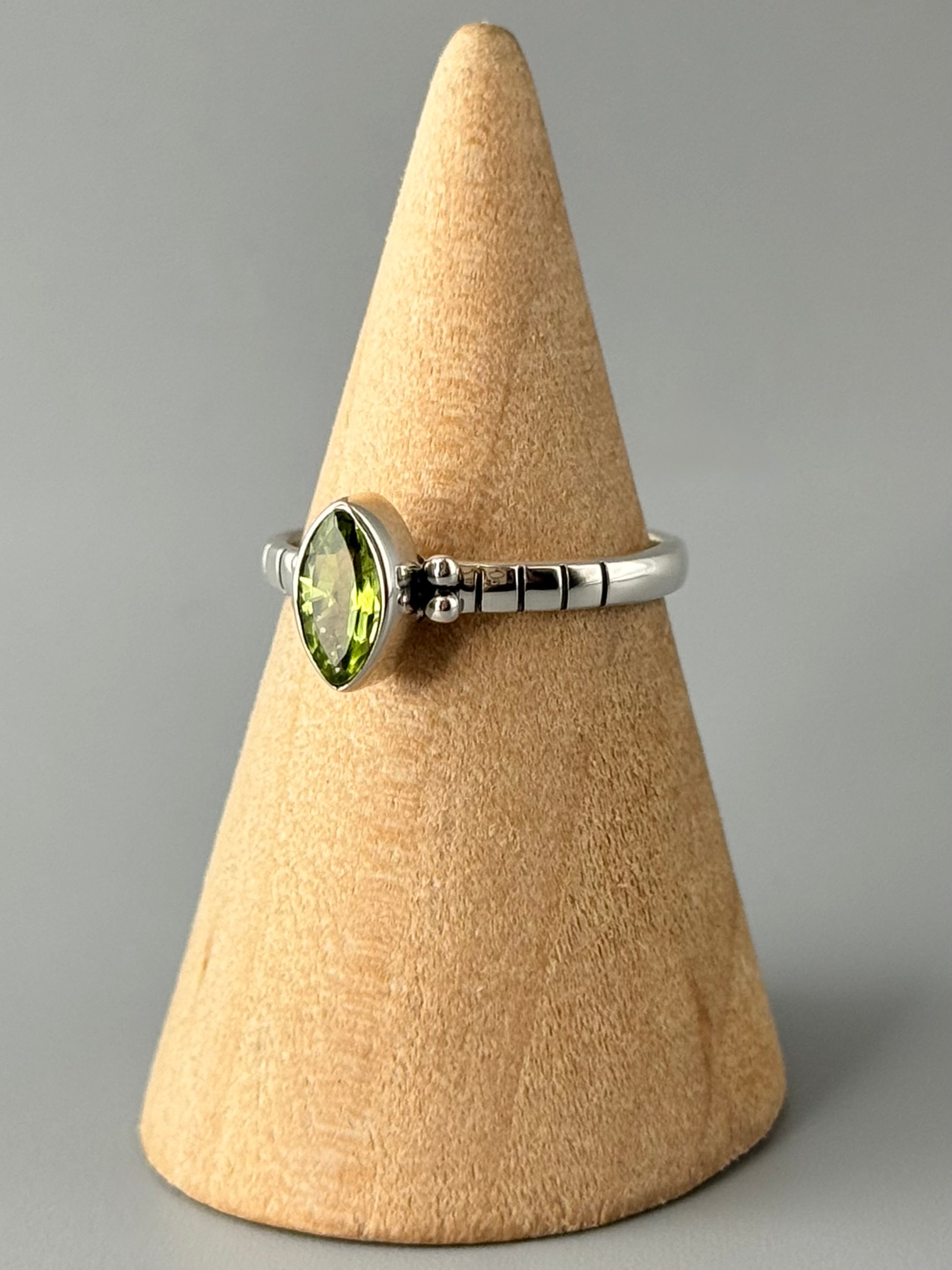 •PERIDOT - NOTCHED• sterling silver ring (various sizes)