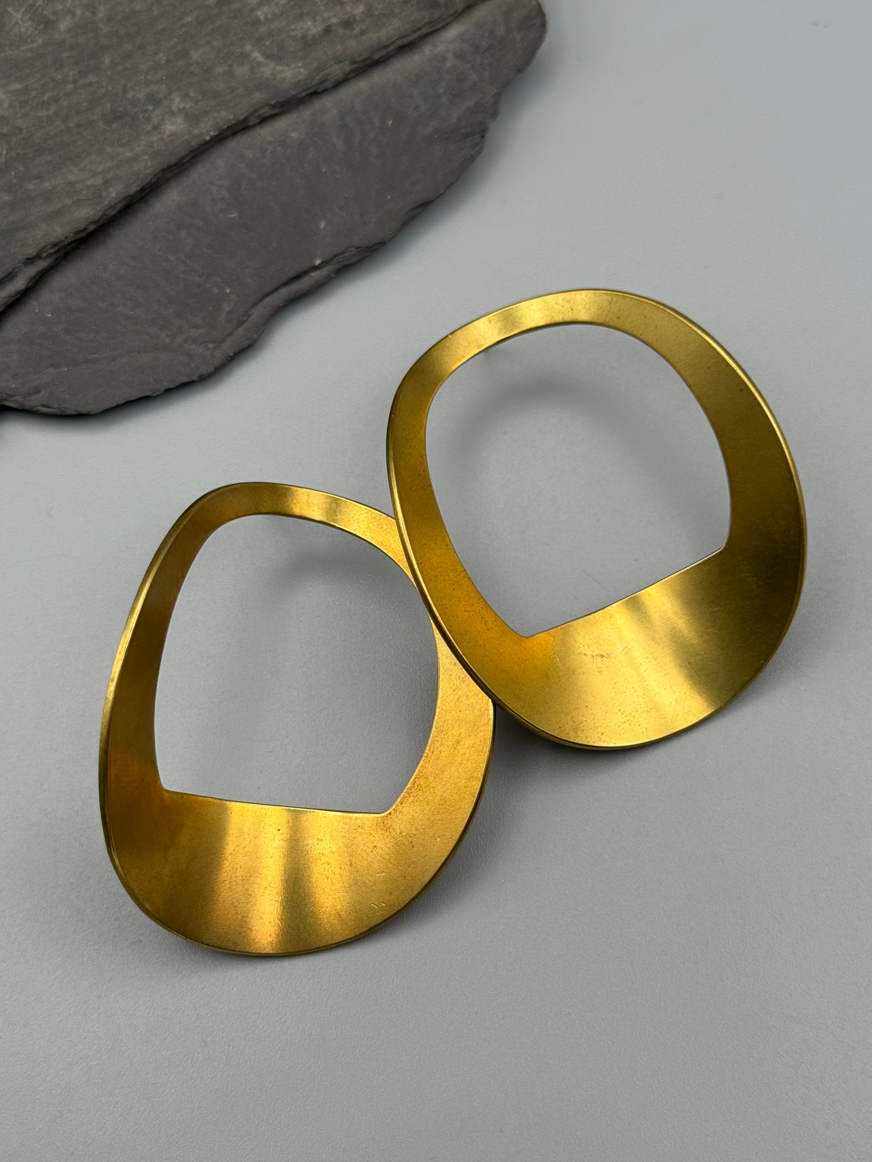 •MOD CIRCLE HOOP• brass post earrings