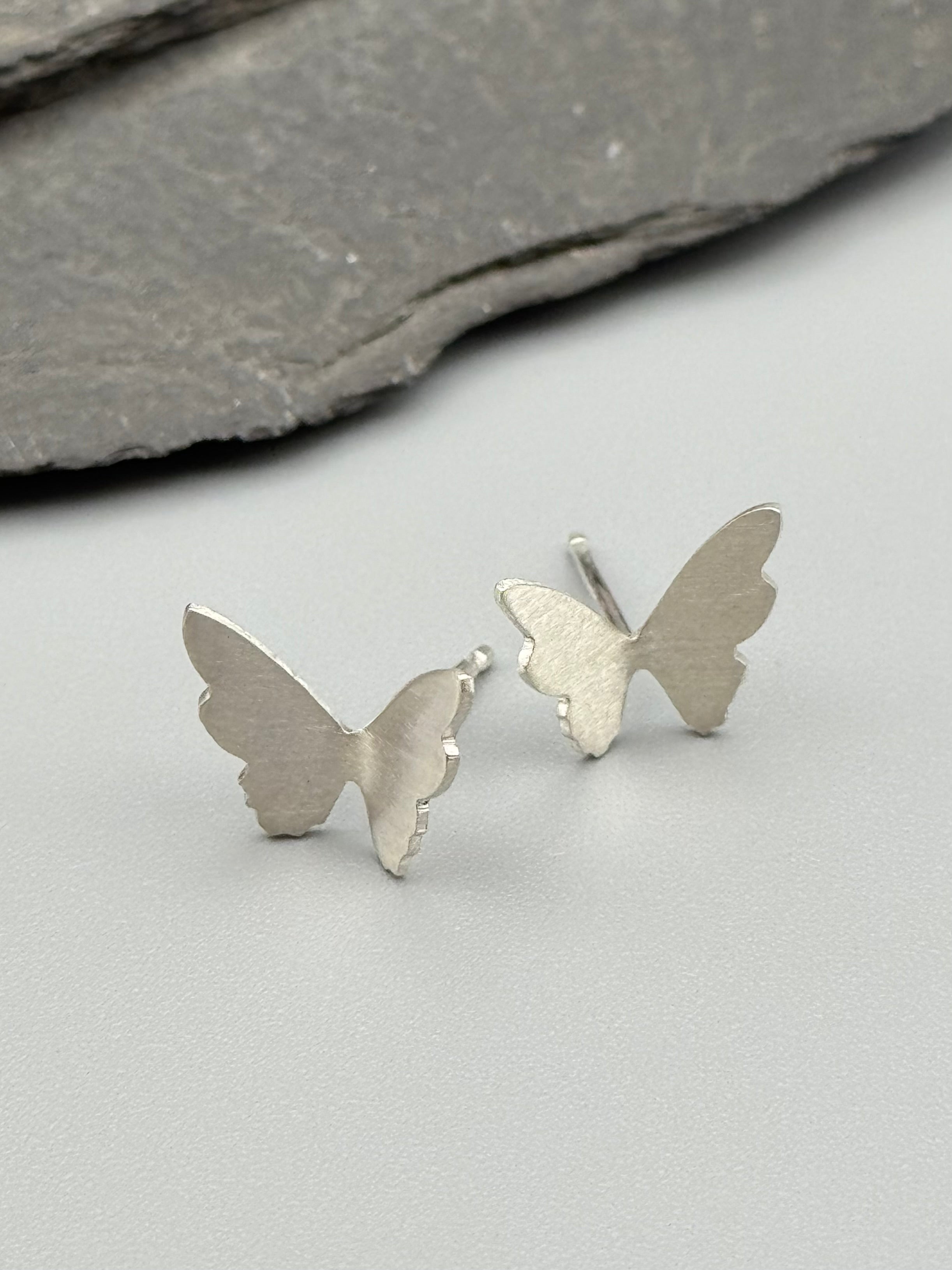 •LIL' FLUTTER• silver stud earrings