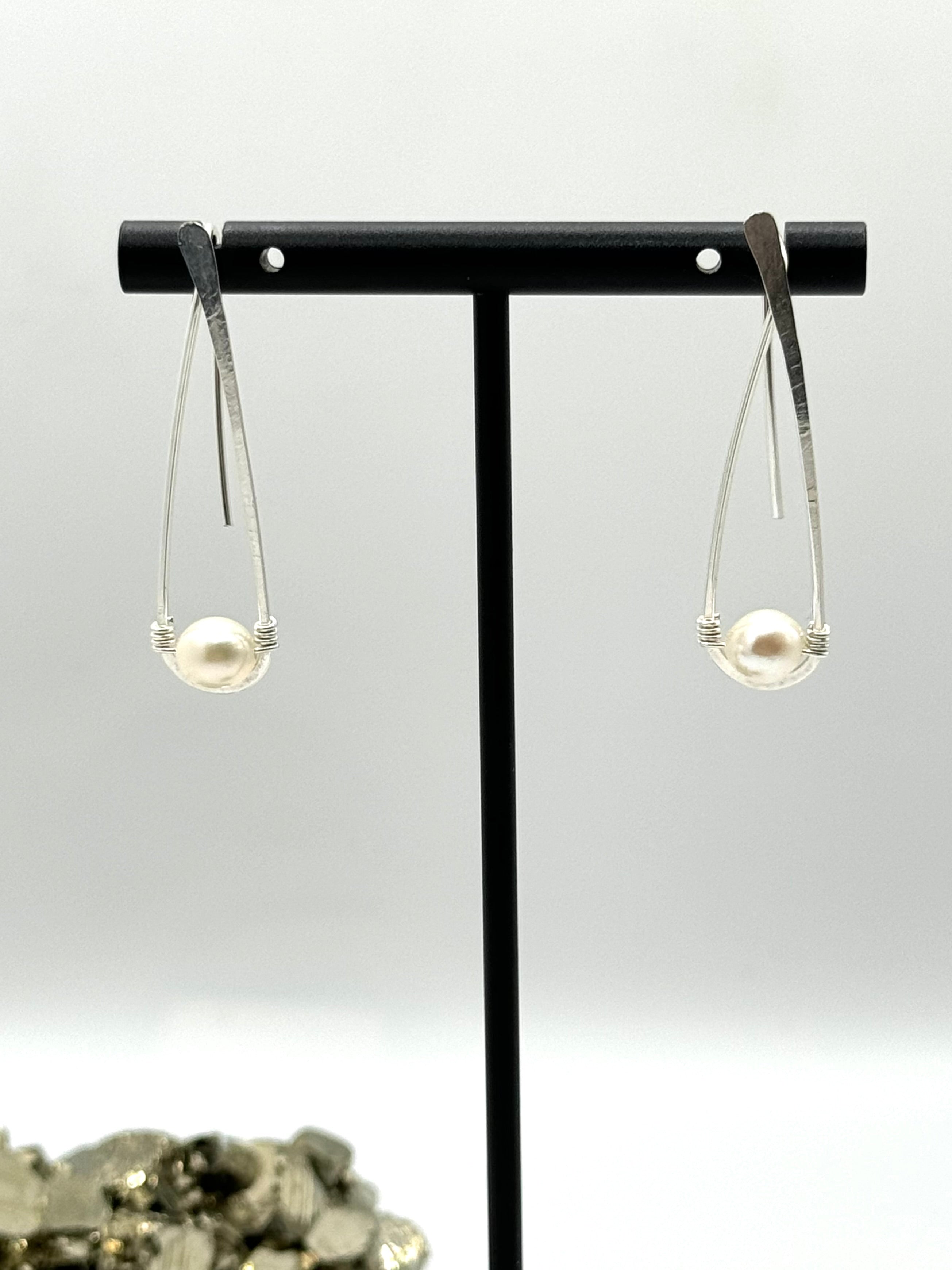 •DEEP DROP THREADER• pearl + silver earrings