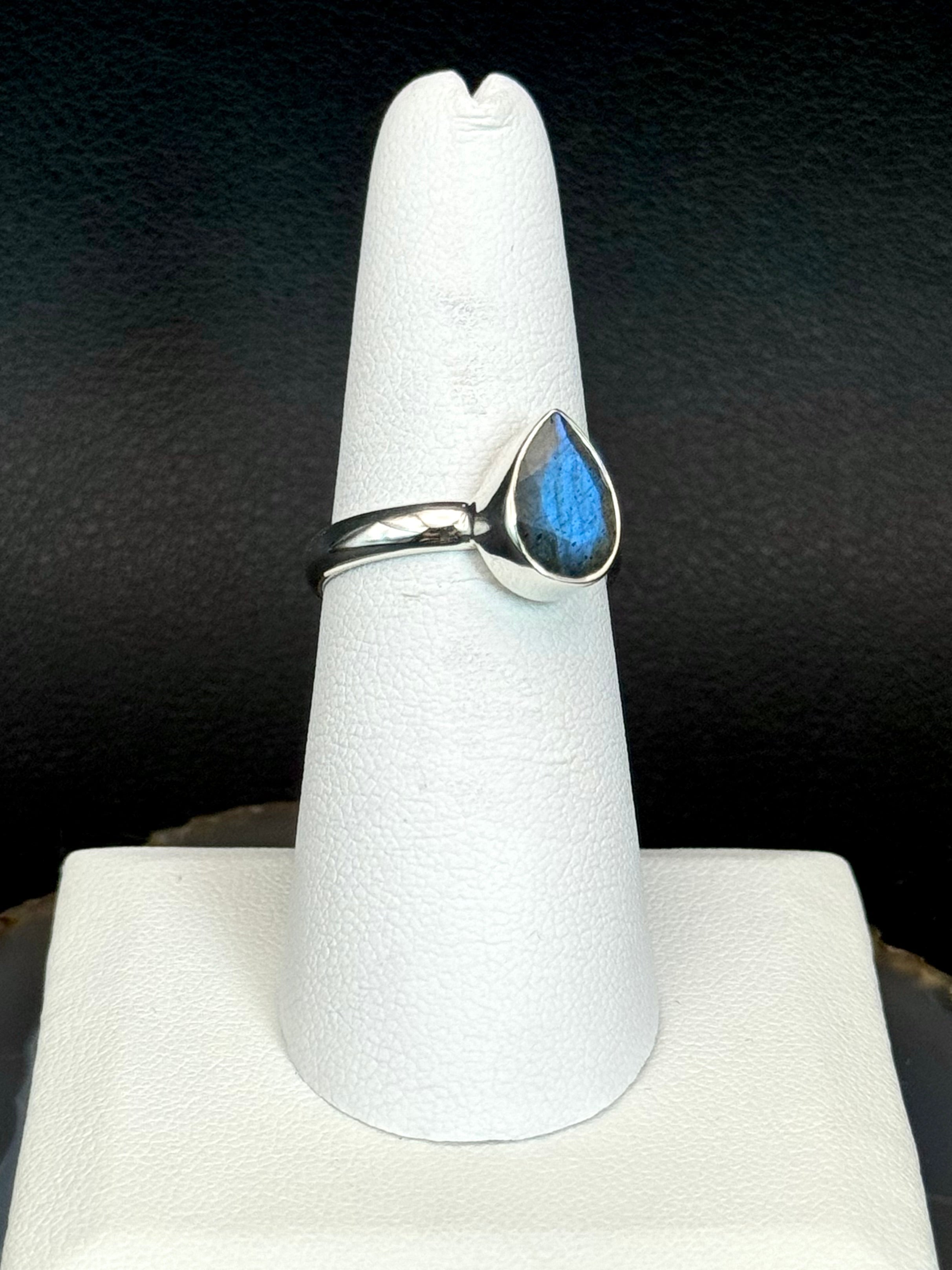 •FACETED LABRADORITE - LIL' TEARDROP• silver ring (size 7)