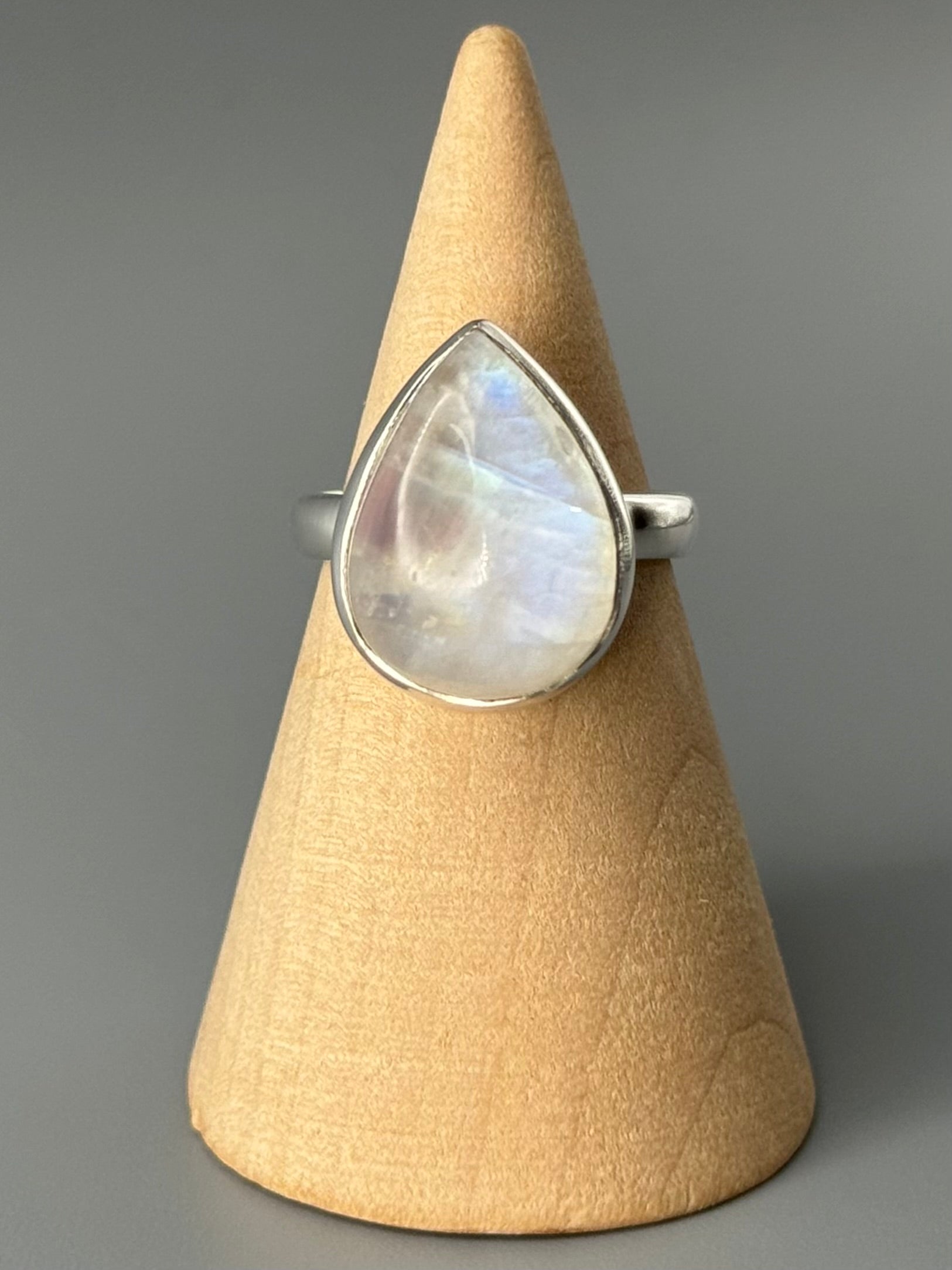 •RAINBOW MOONSTONE - TEAR• simple bezel silver ring (size 6)