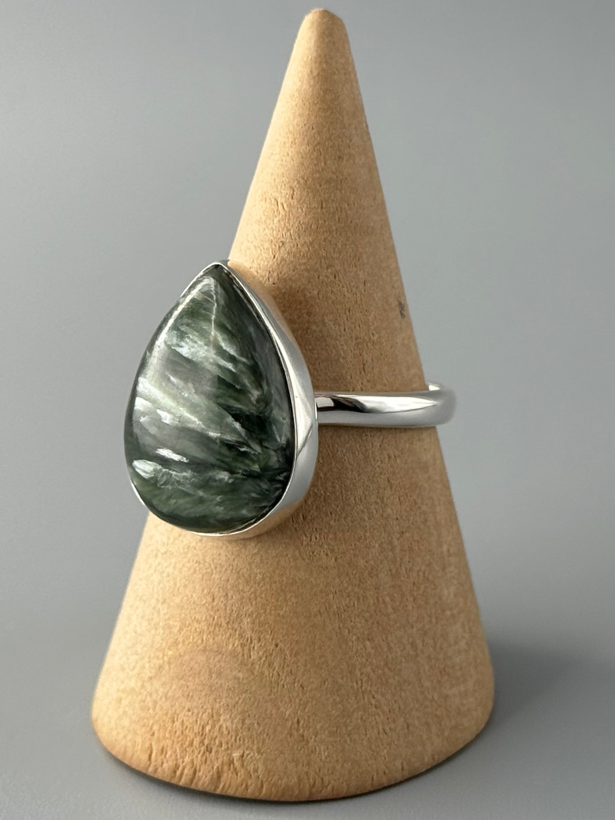 •SERAPHINITE - TEAR• simple bezel silver ring (size 9)