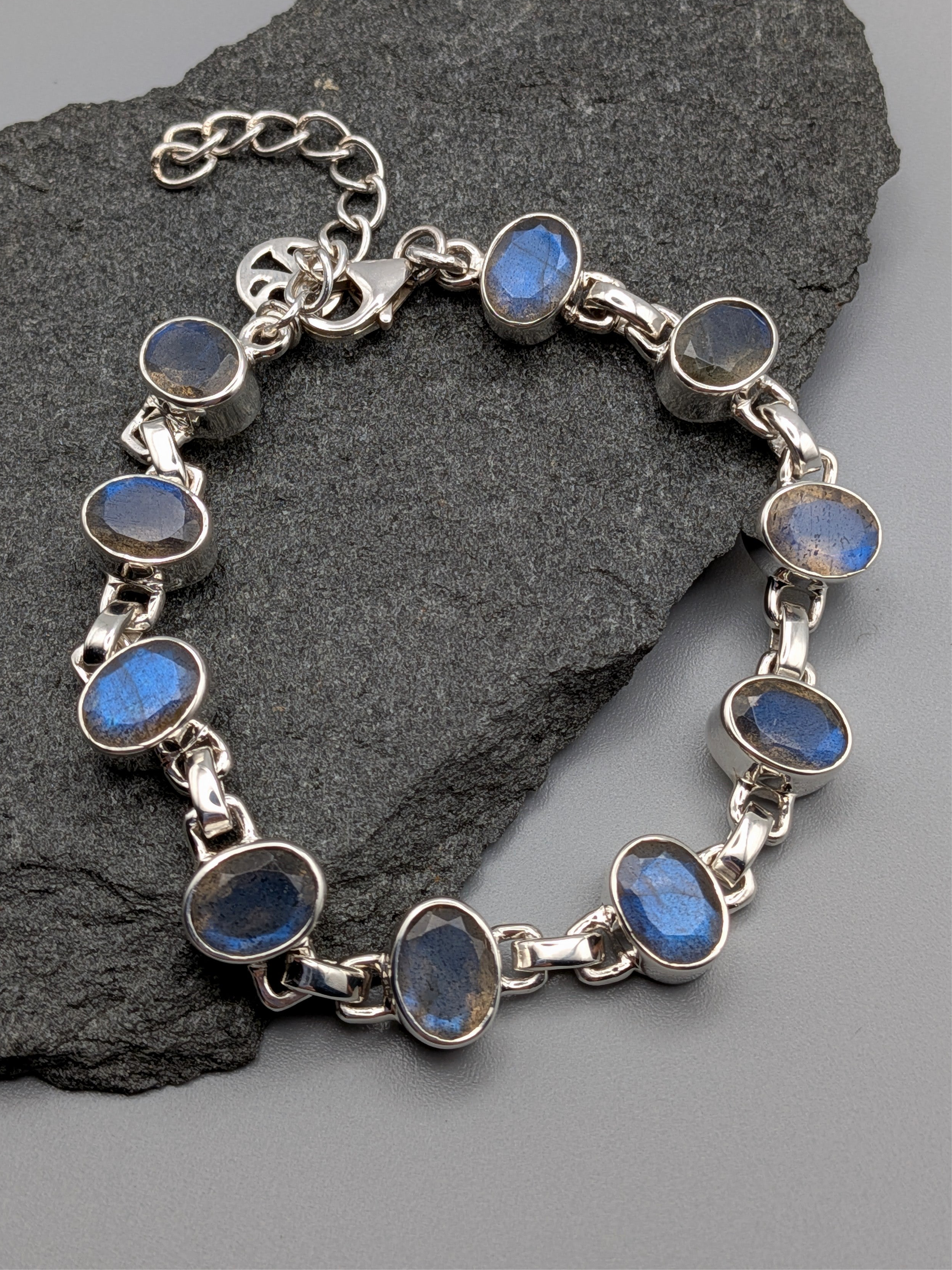 •LABRADORITE OVAL - FACETED• linked silver bracelet (6.5" - 8")
