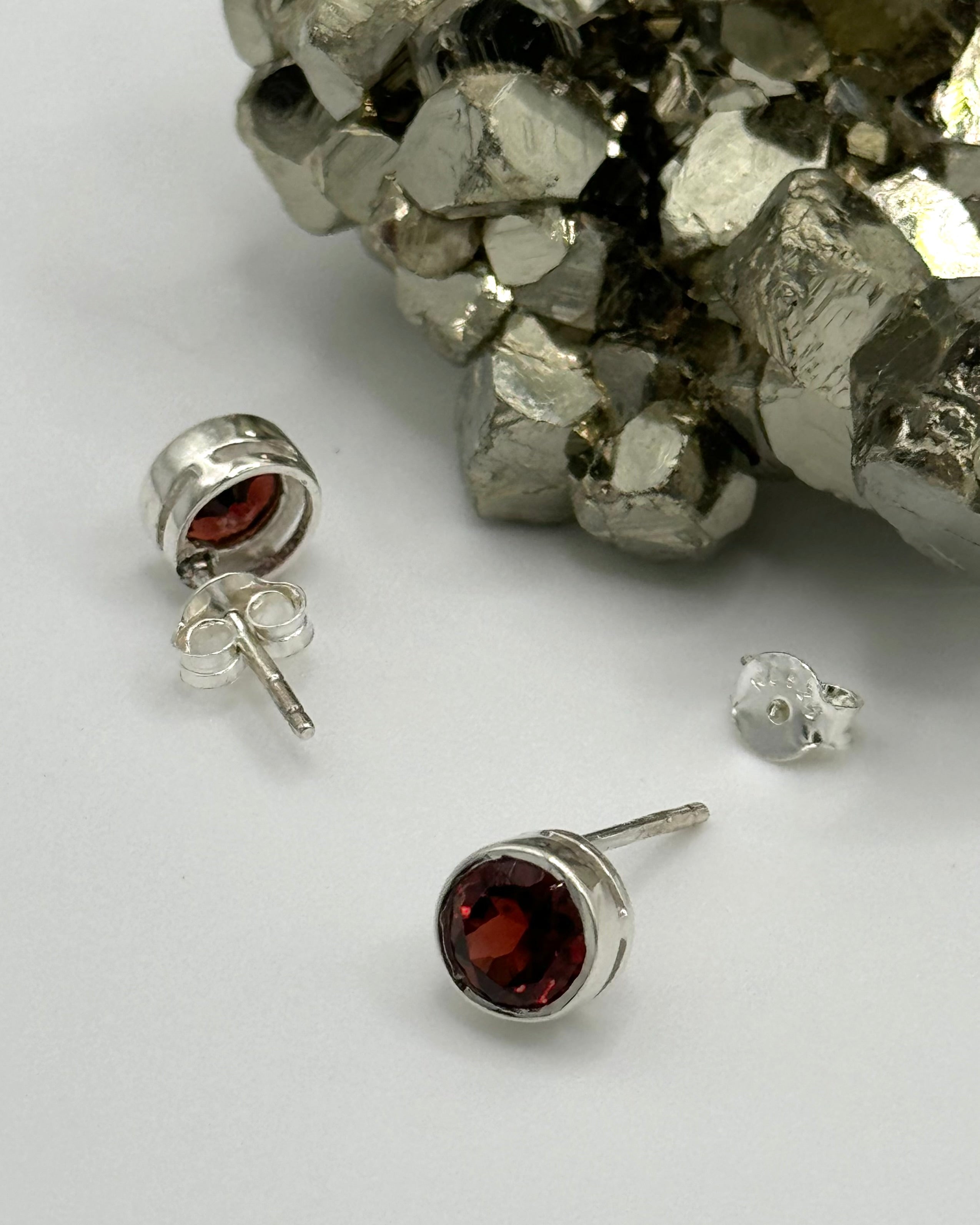 •FACETED GARNET - LIL' CIRCLE• silver bezel set stud earrings