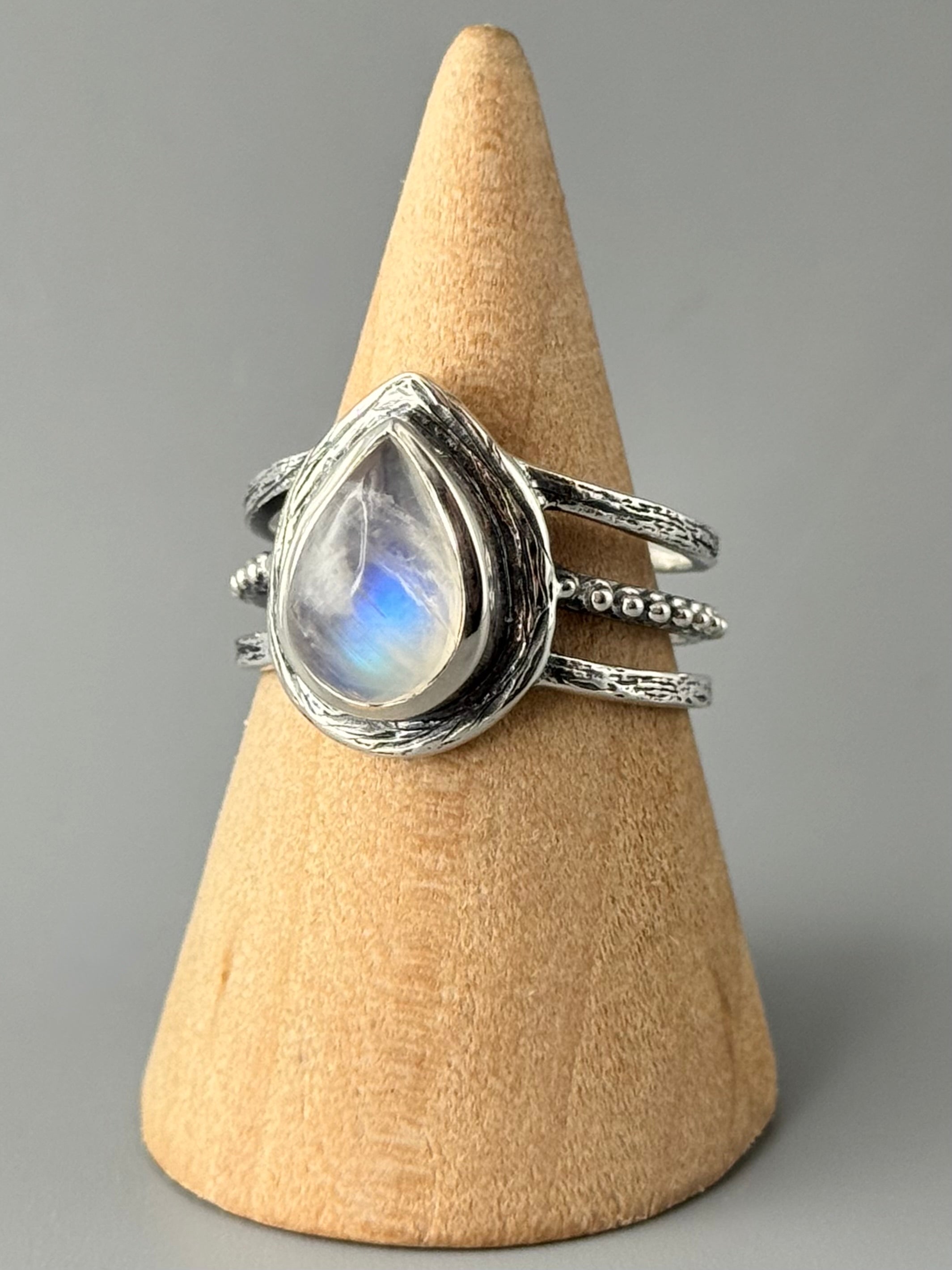 •RAINBOW MOONSTONE - GATE• split band silver ring (size 9.75)