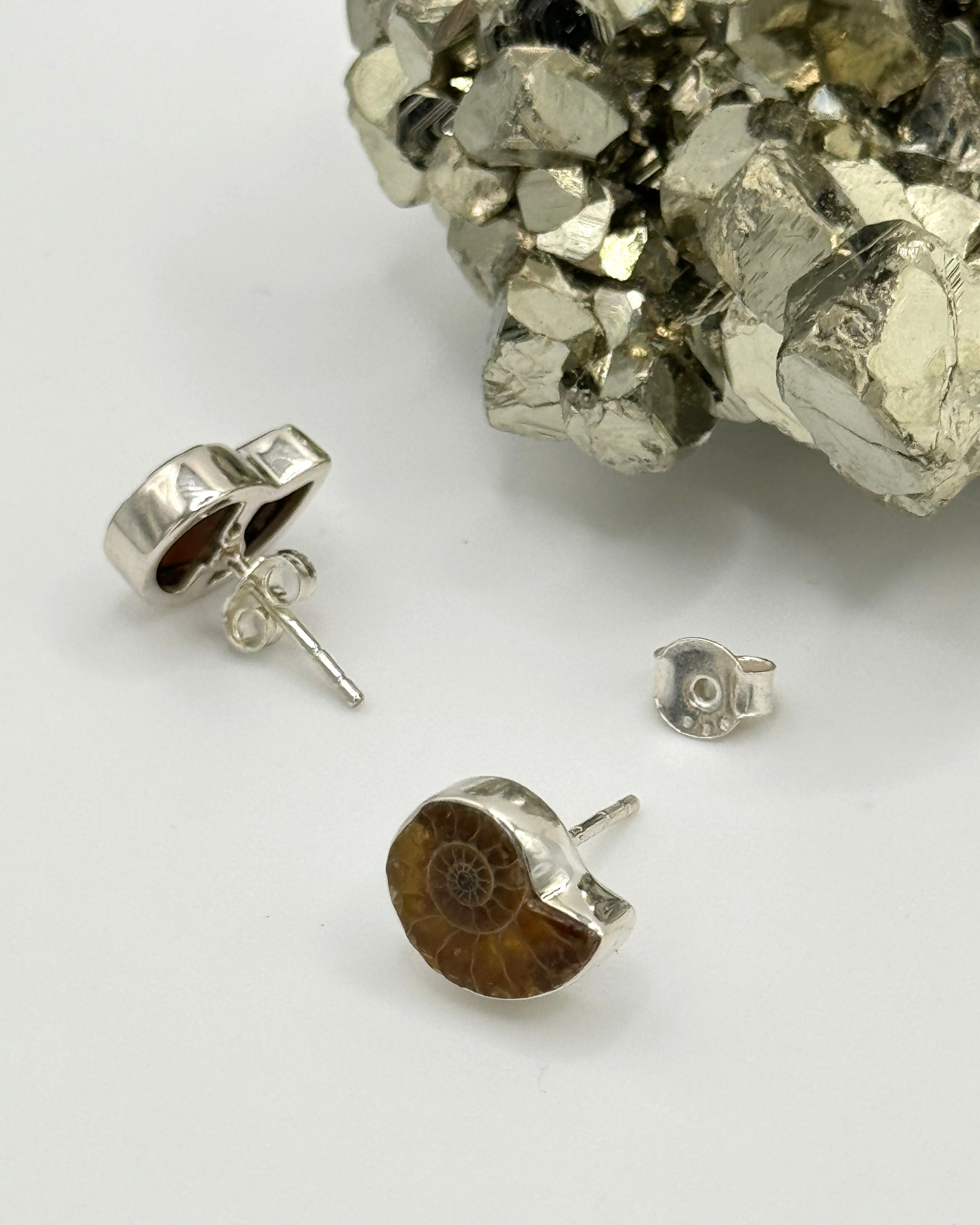 •AMMONITE - SIMPLE• silver bezel set stud earrings