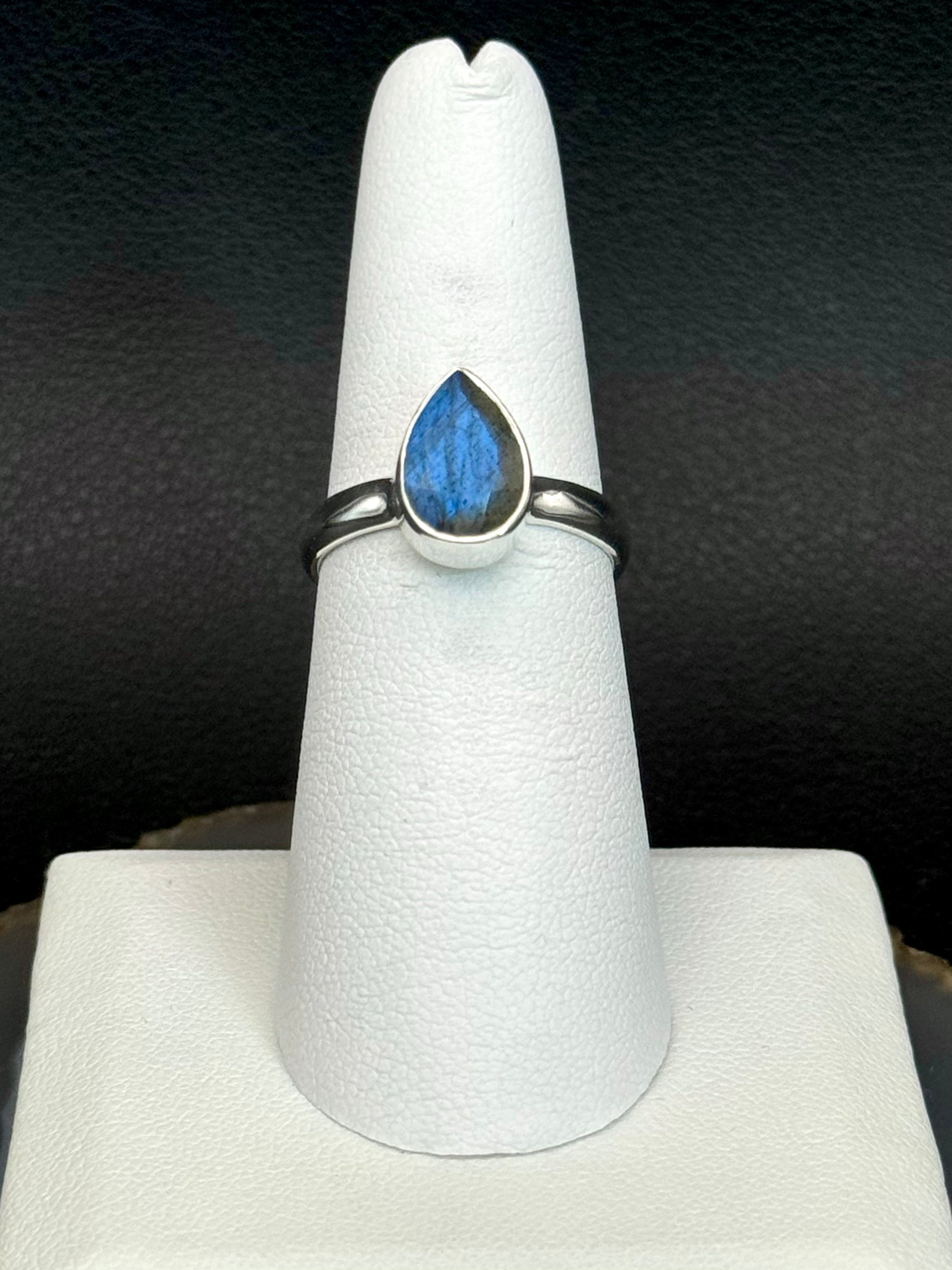 •FACETED LABRADORITE - LIL' TEARDROP• silver ring (size 7)