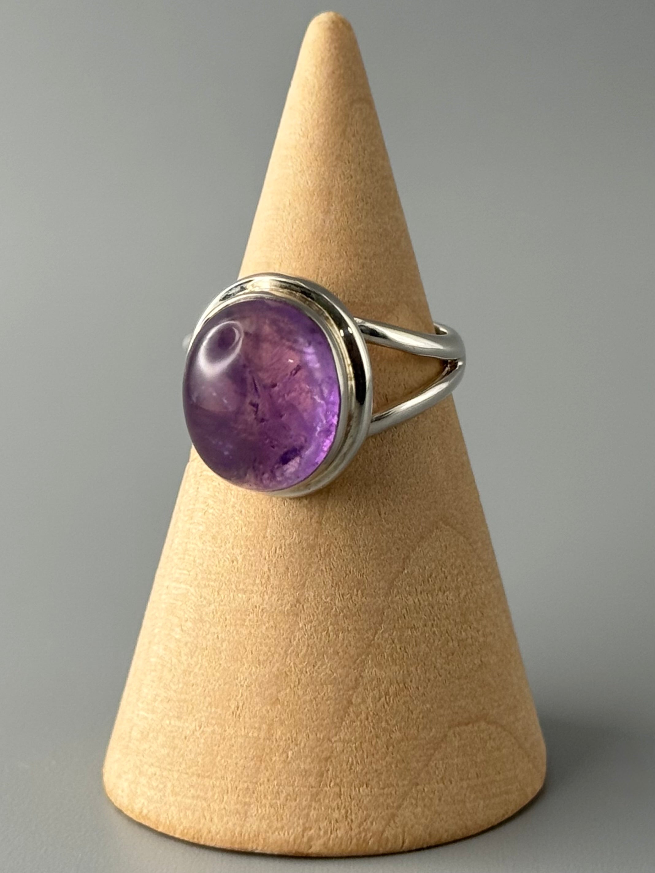 •AMETHYST - OVAL• split band silver ring (size 5.75)