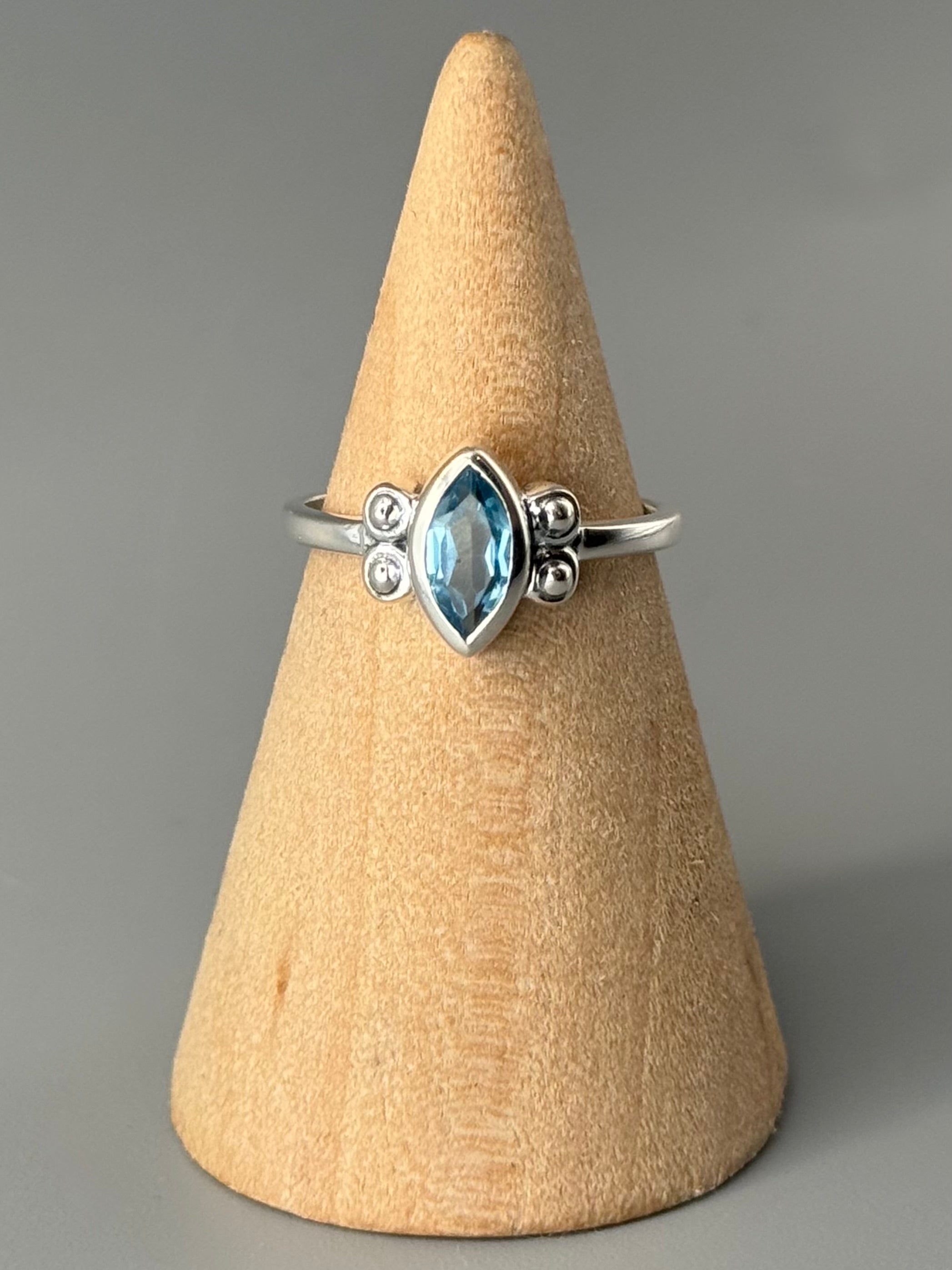 •BLUE TOPAZ - FLANKED• sterling silver ring (size 6.25)