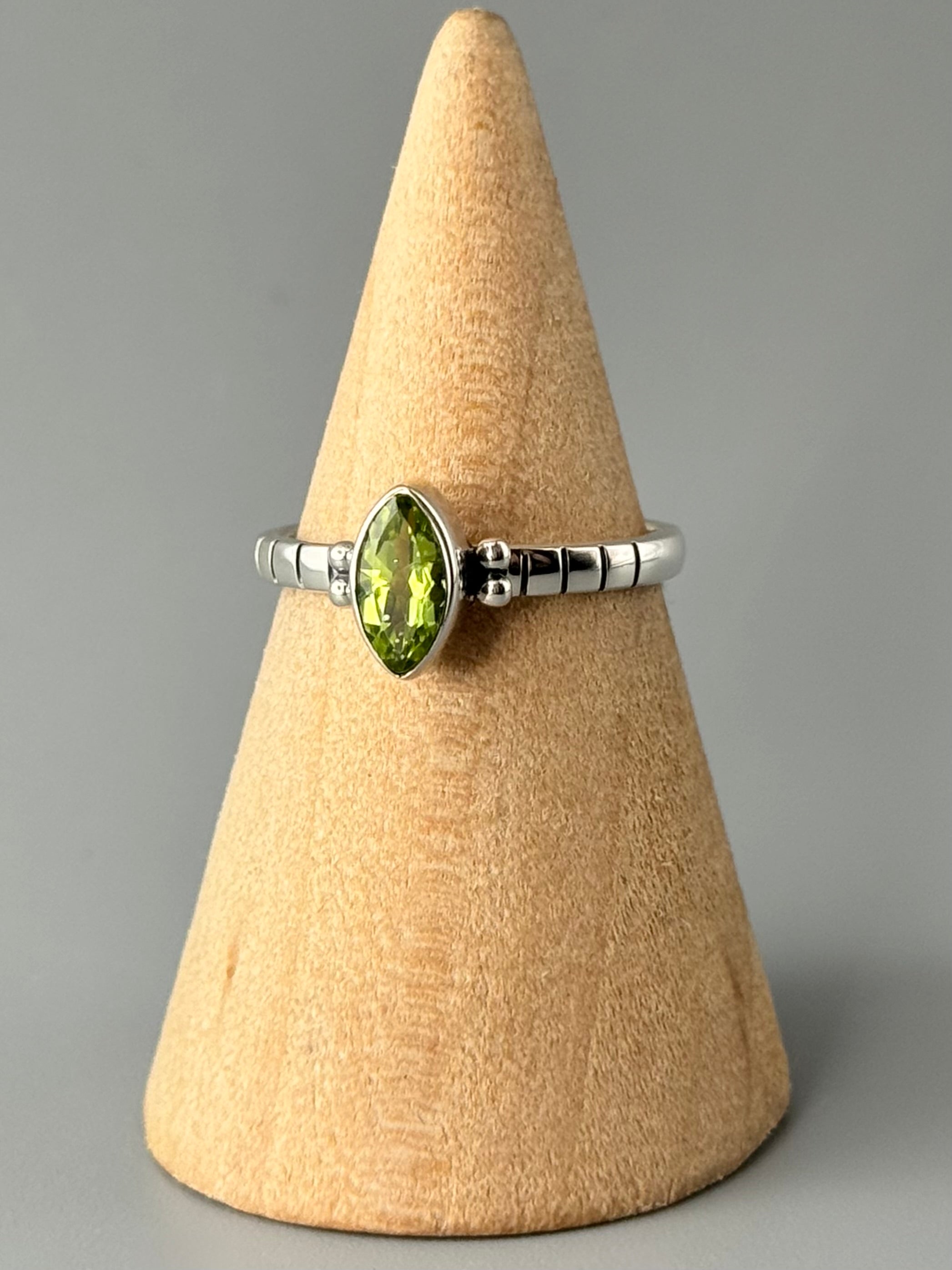 •PERIDOT - NOTCHED• sterling silver ring (various sizes)