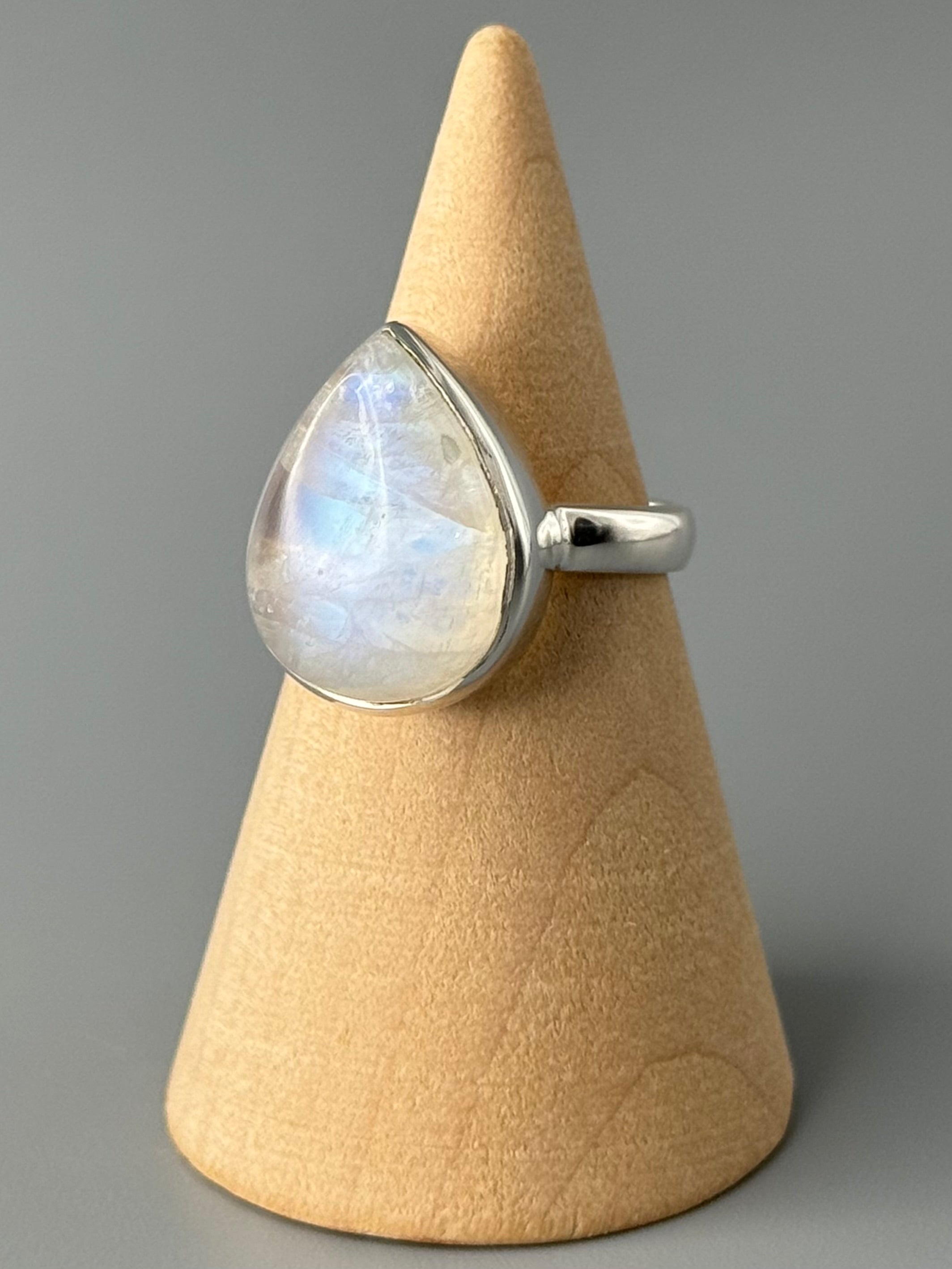 •RAINBOW MOONSTONE - TEAR• simple bezel silver ring (size 6)