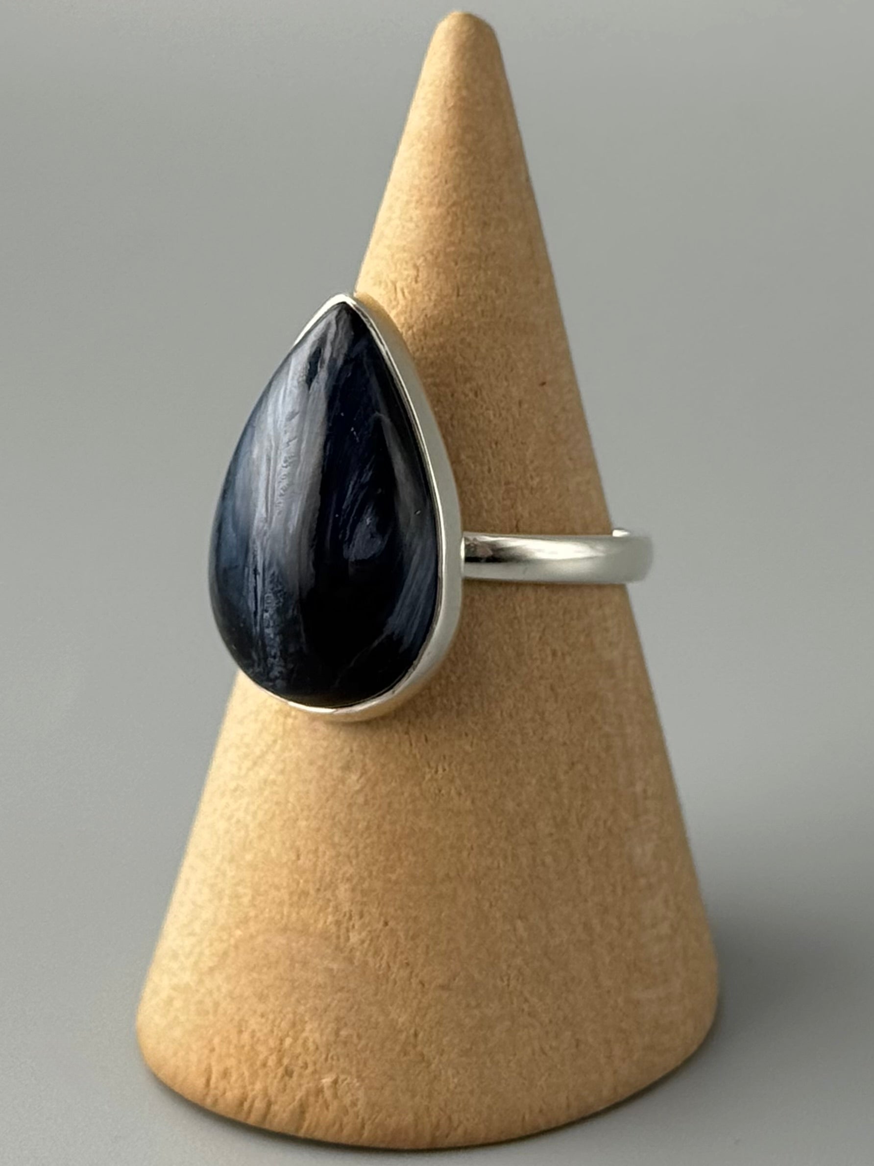 •PIETERSITE - TEAR - 2• simple band silver ring (size 8)