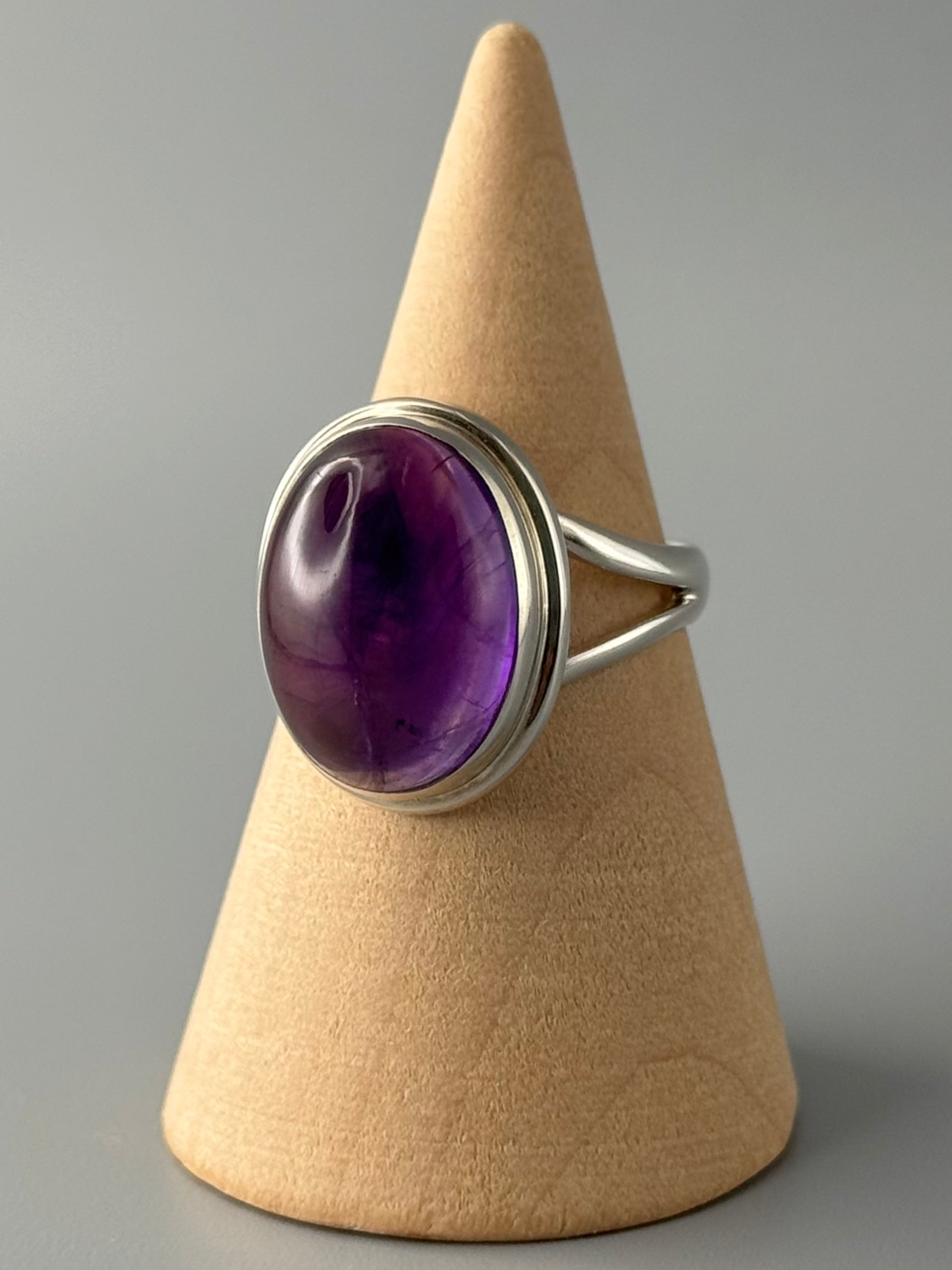 •AMETHYST - OVAL• split band silver ring (size 7.75)