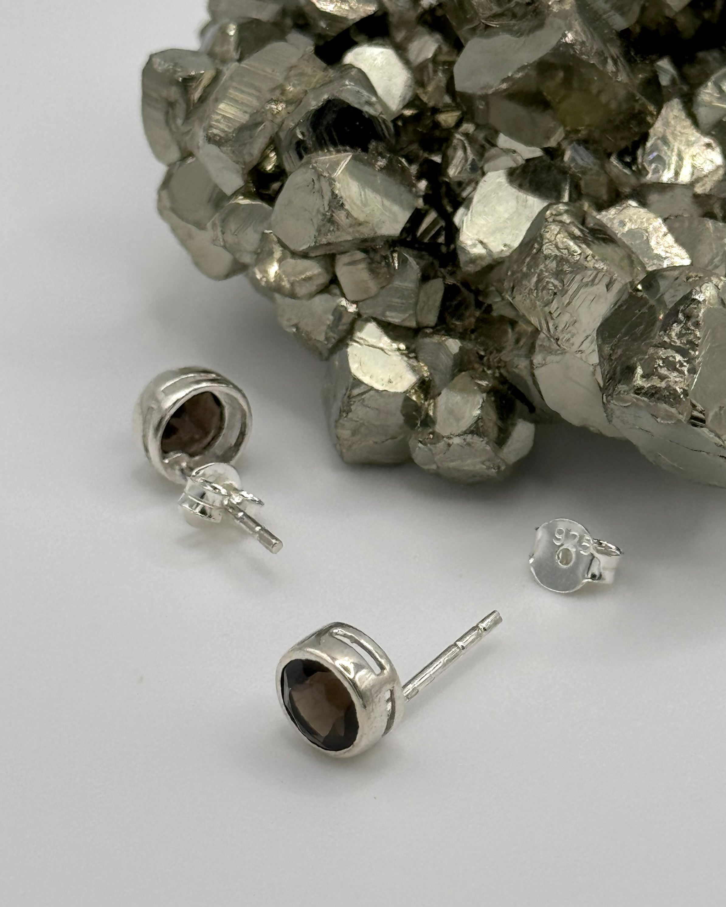 •FACETED SMOKY QUARTZ - LIL' CIRCLE• silver bezel set stud earrings