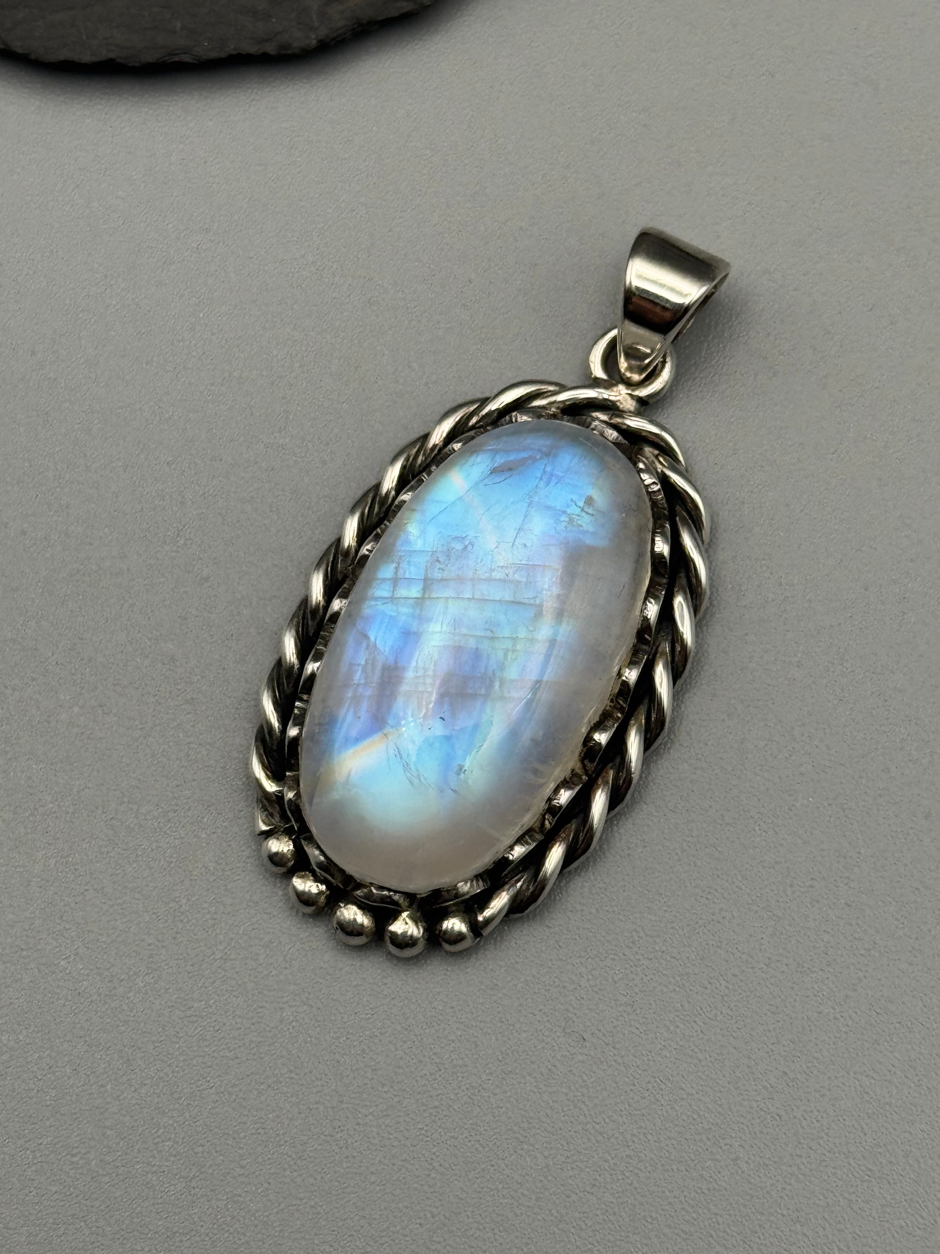 •RAINBOW MOONSTONE MEDIUM OVAL - CUERDA• sterling silver pendant