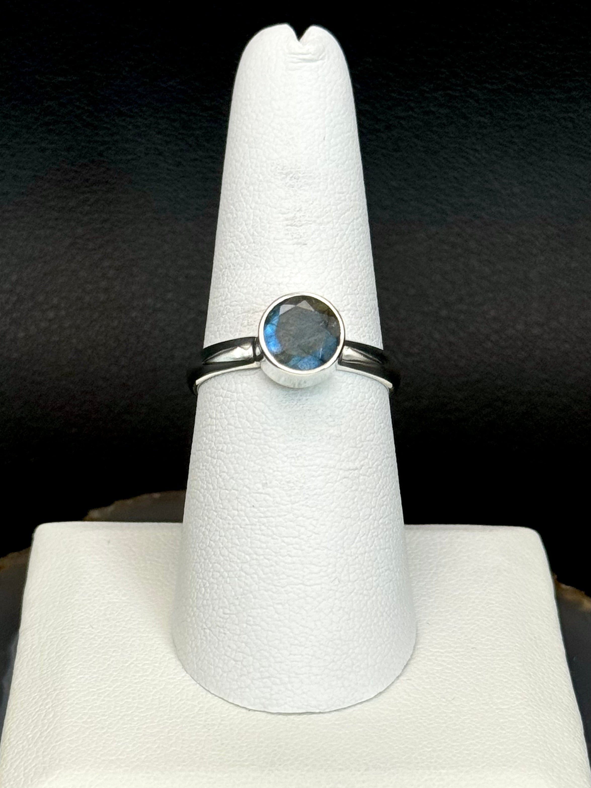 •FACETED LABRADORITE - LIL' CIRCLE• silver ring (size 8)