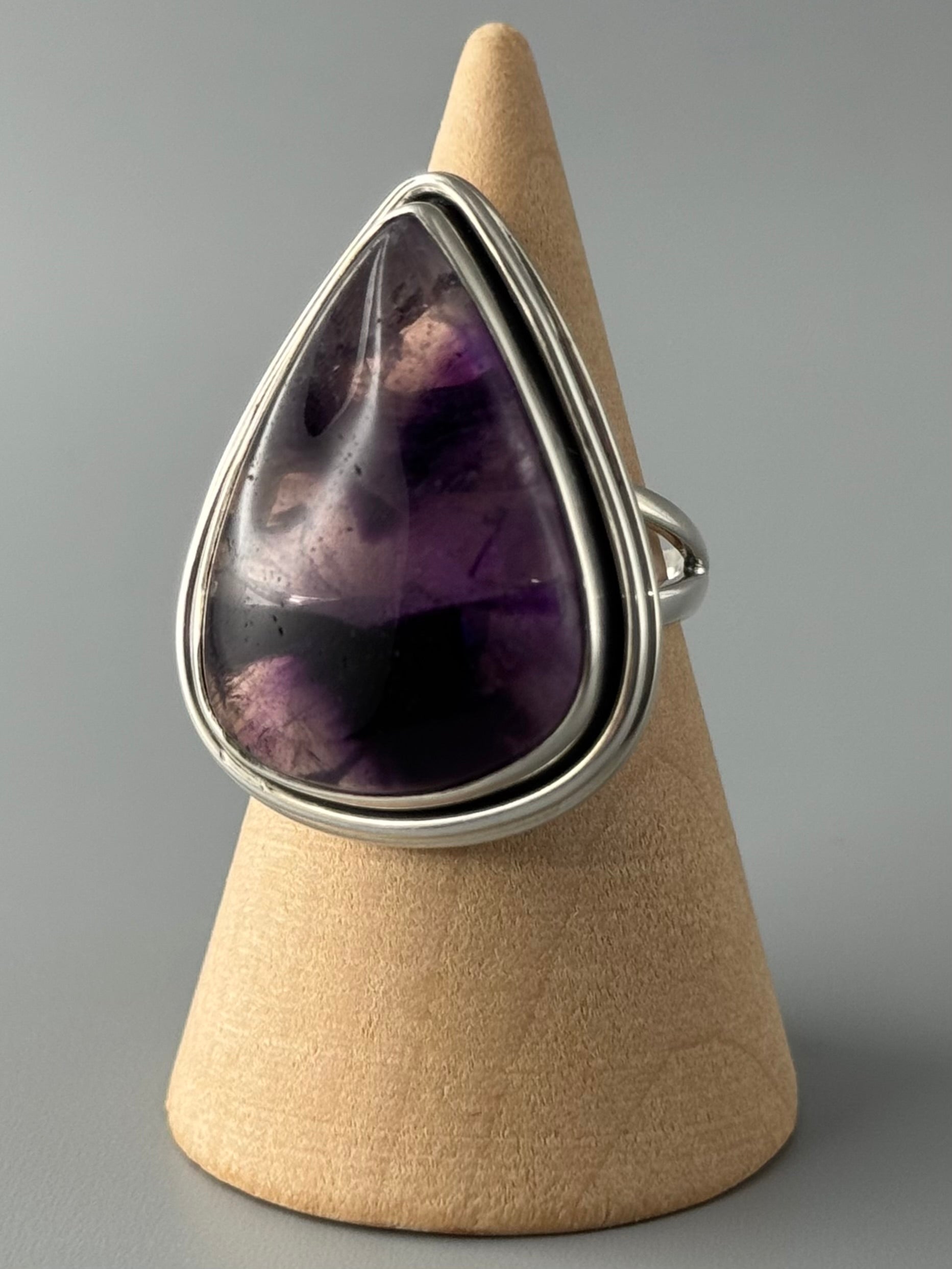 •TRAPICHE AMETHYST - TEAR• split band silver ring (size 7)