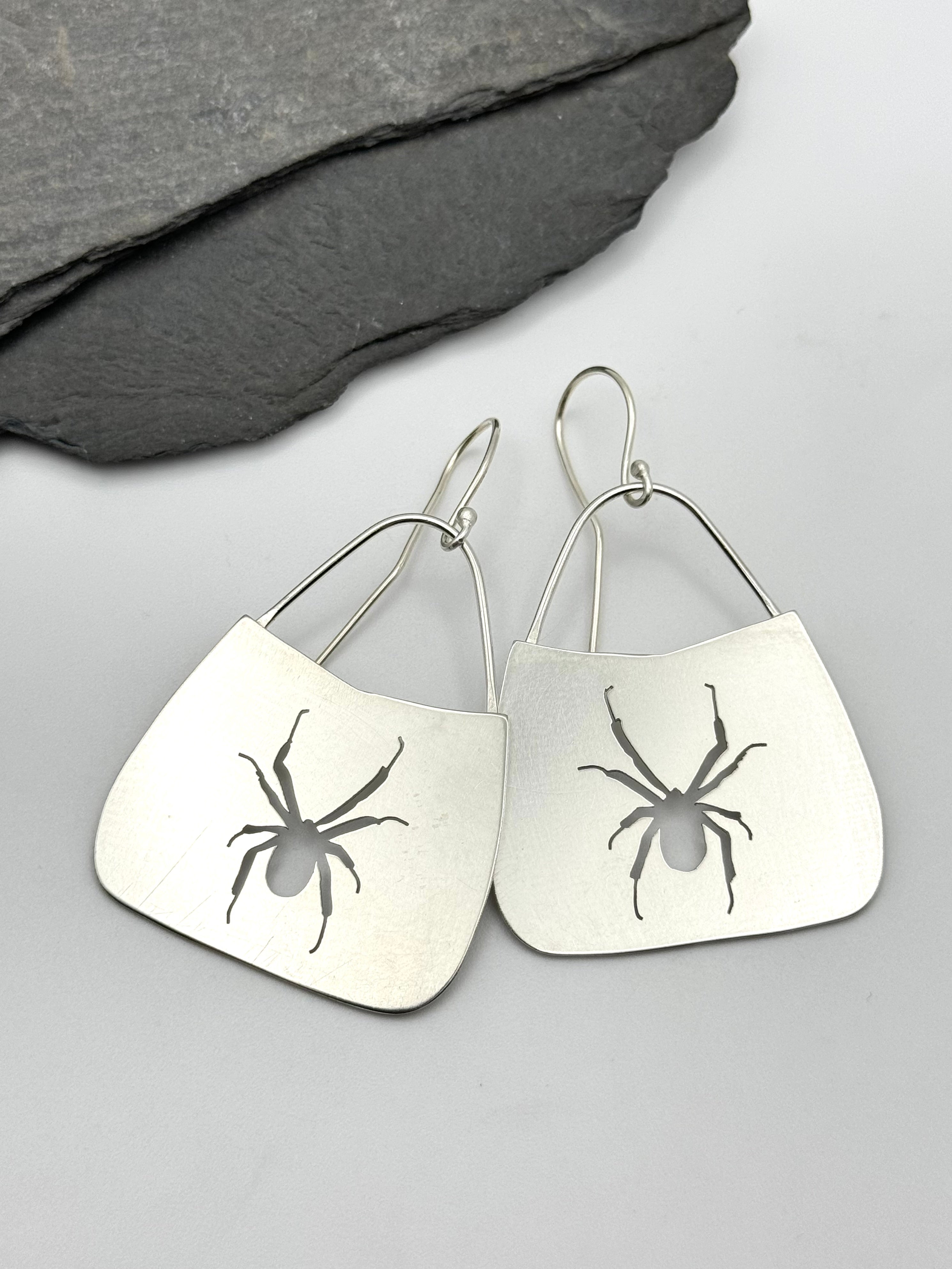 •ARAÑA• spider silhouette + silver dangle earrings