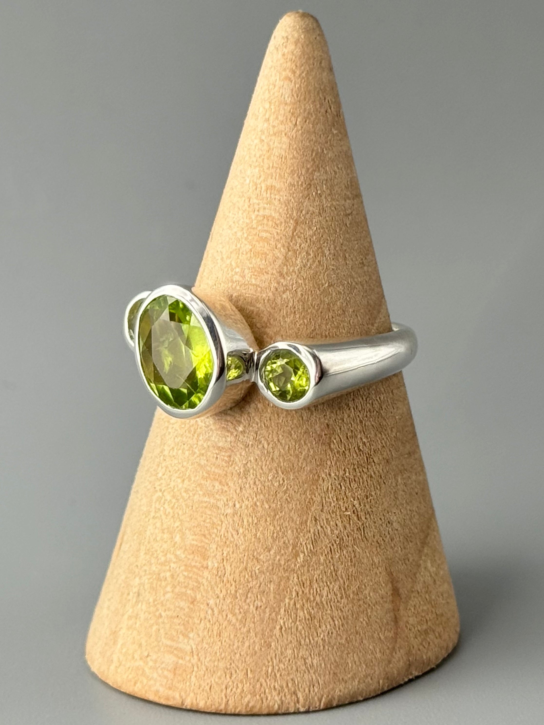 •PERIDOT - ITALIC• sterling silver ring (various sizes)