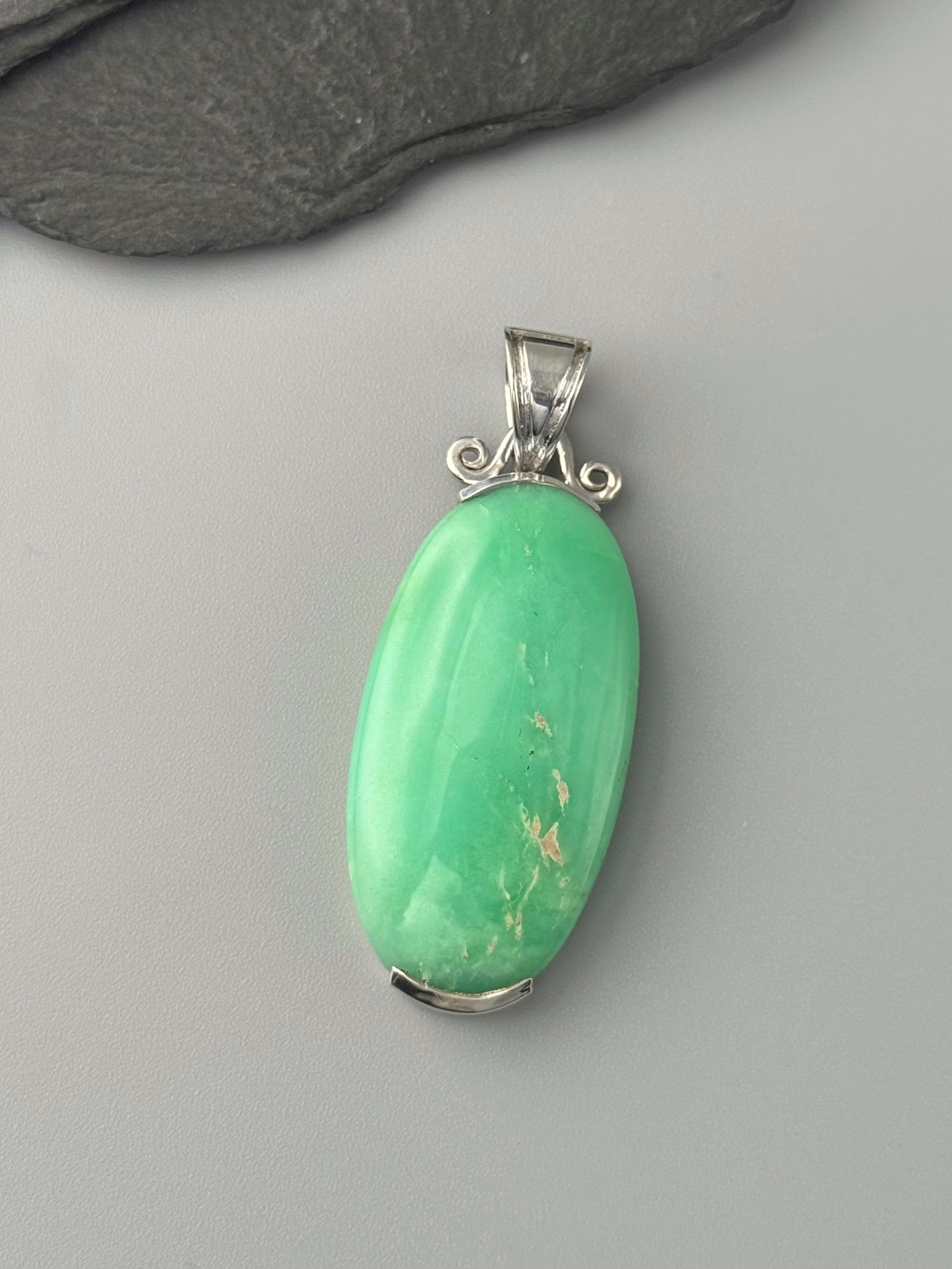 •CHRYSOPRASE - OVAL• bezel capped silver pendant
