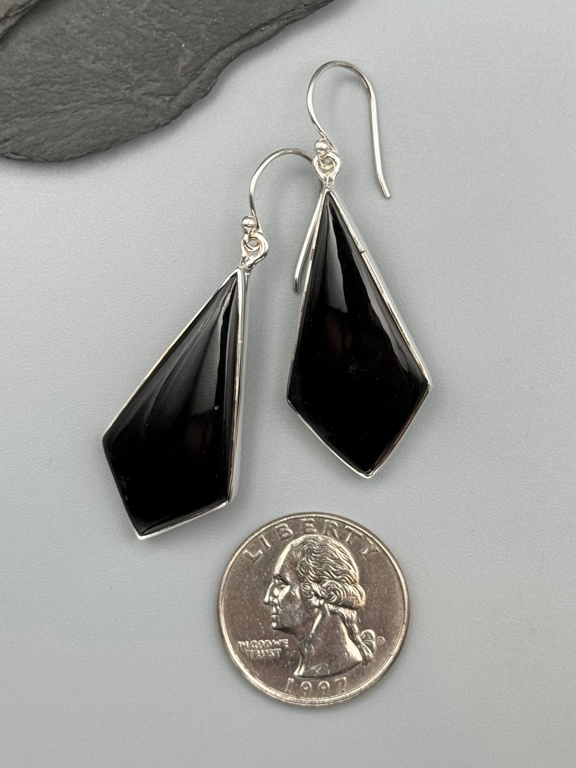 •SIMPLE KITE• onyx + silver dangle earrings