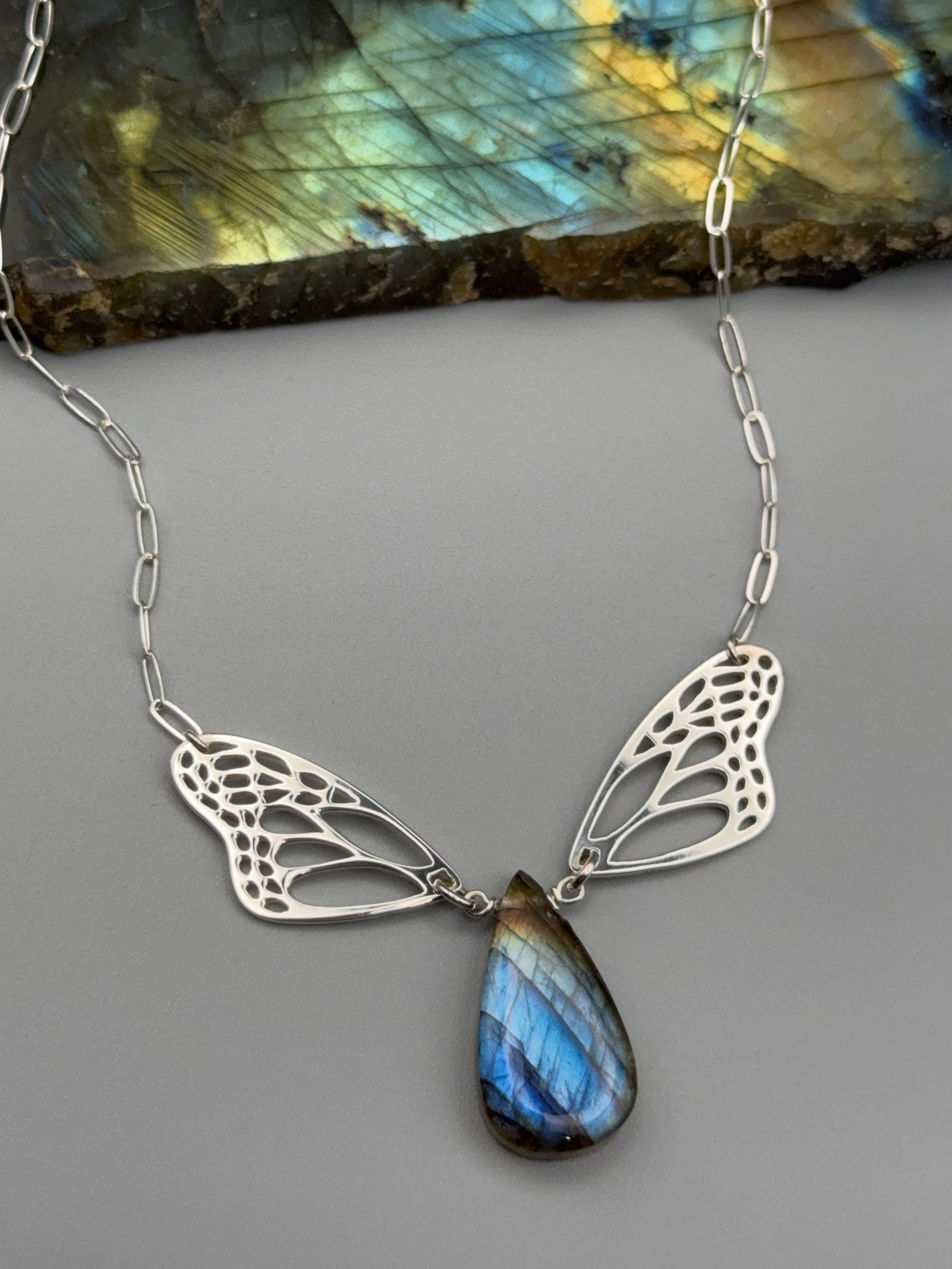 •METAMORPH• labradorite tear + silver necklace (16"-18" long)