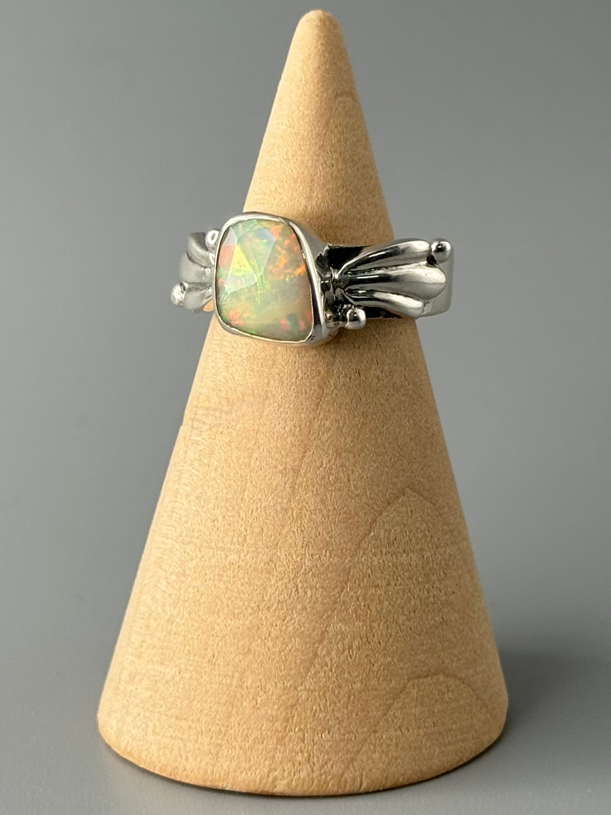 •FACETED ETHIOPIAN OPAL - ANTHER• decorative band silver ring (size 6)