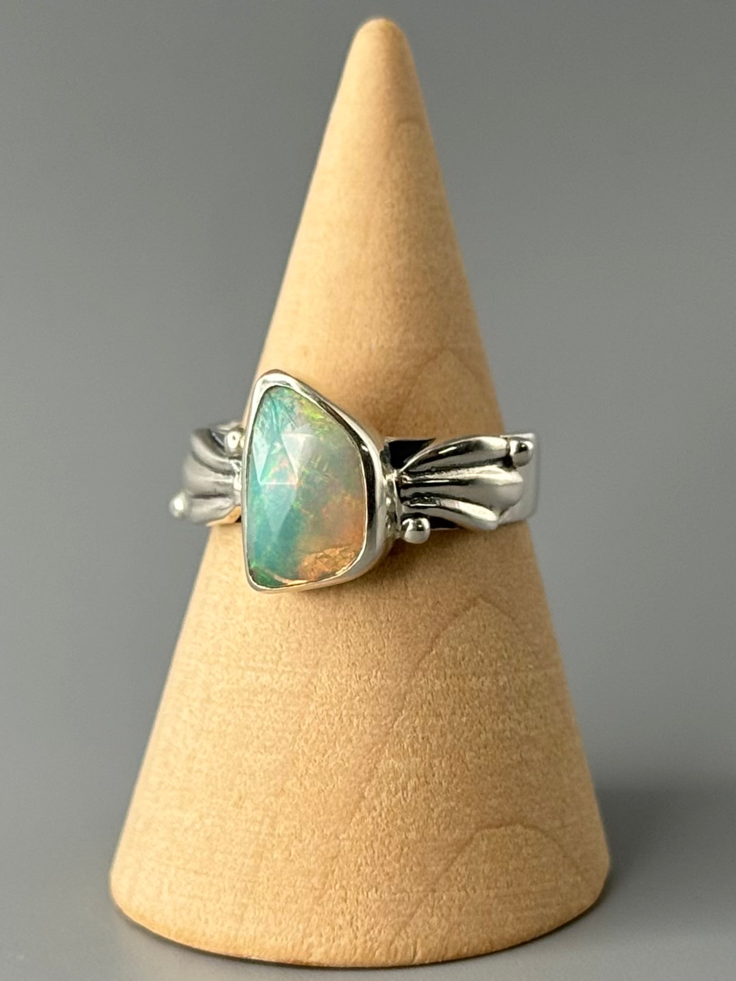 •FACETED ETHIOPIAN OPAL - ANTHER - 2• decorative band silver ring (size 8)