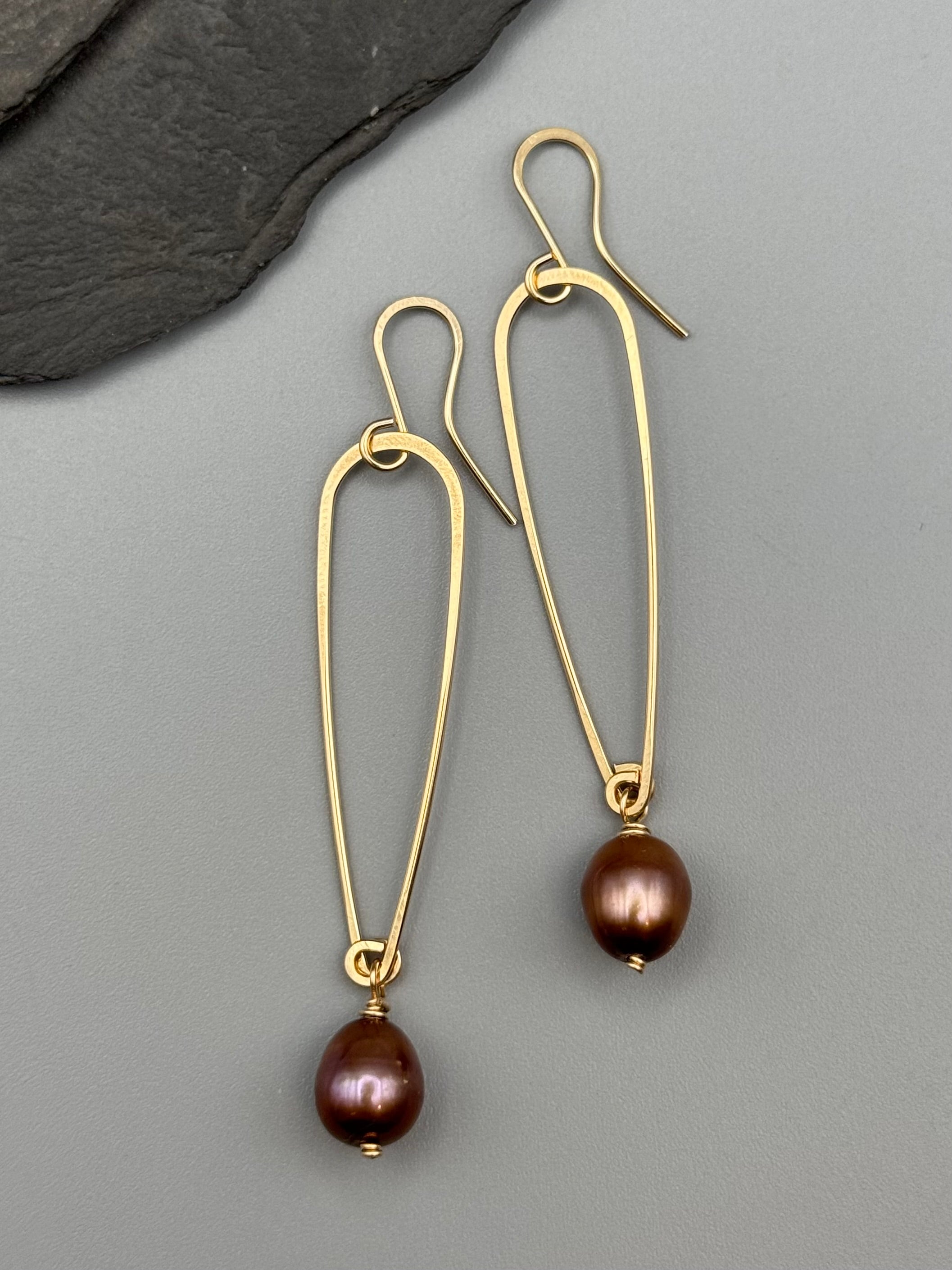 •SPEAR TEAR• champagne pearl + gold dangle earrings