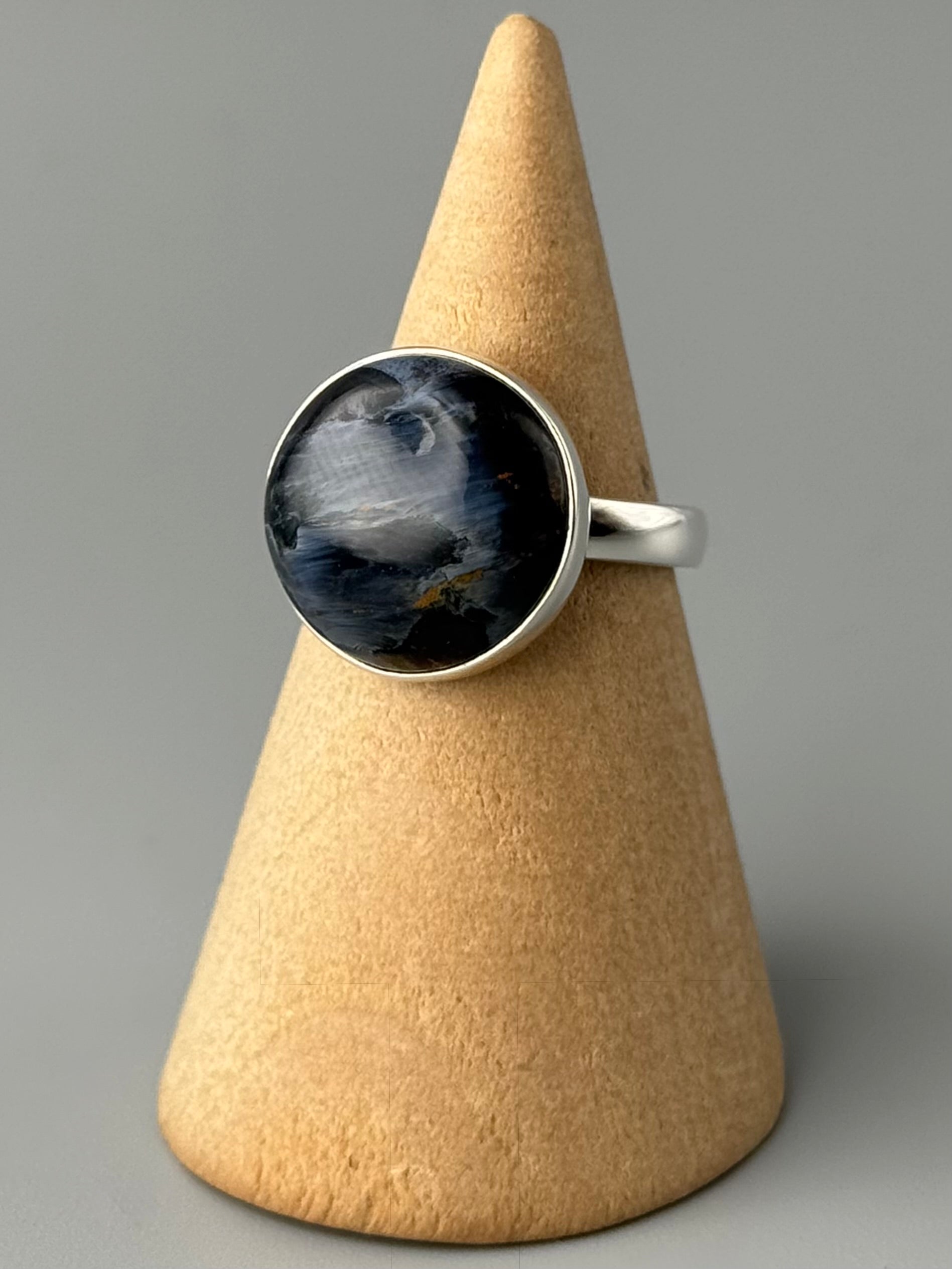 •PIETERSITE - ROUND• simple band silver ring (size 6)