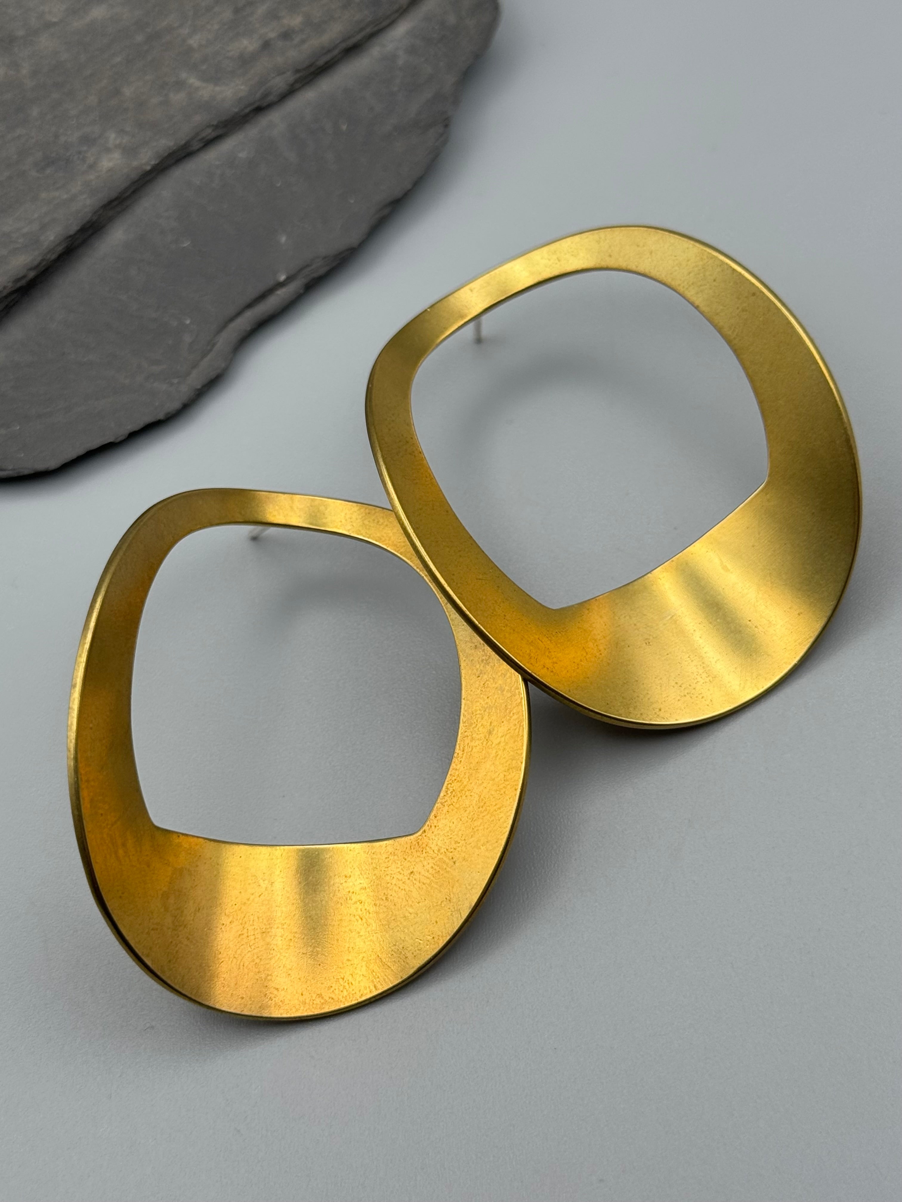 •MOD CIRCLE HOOP• brass post earrings