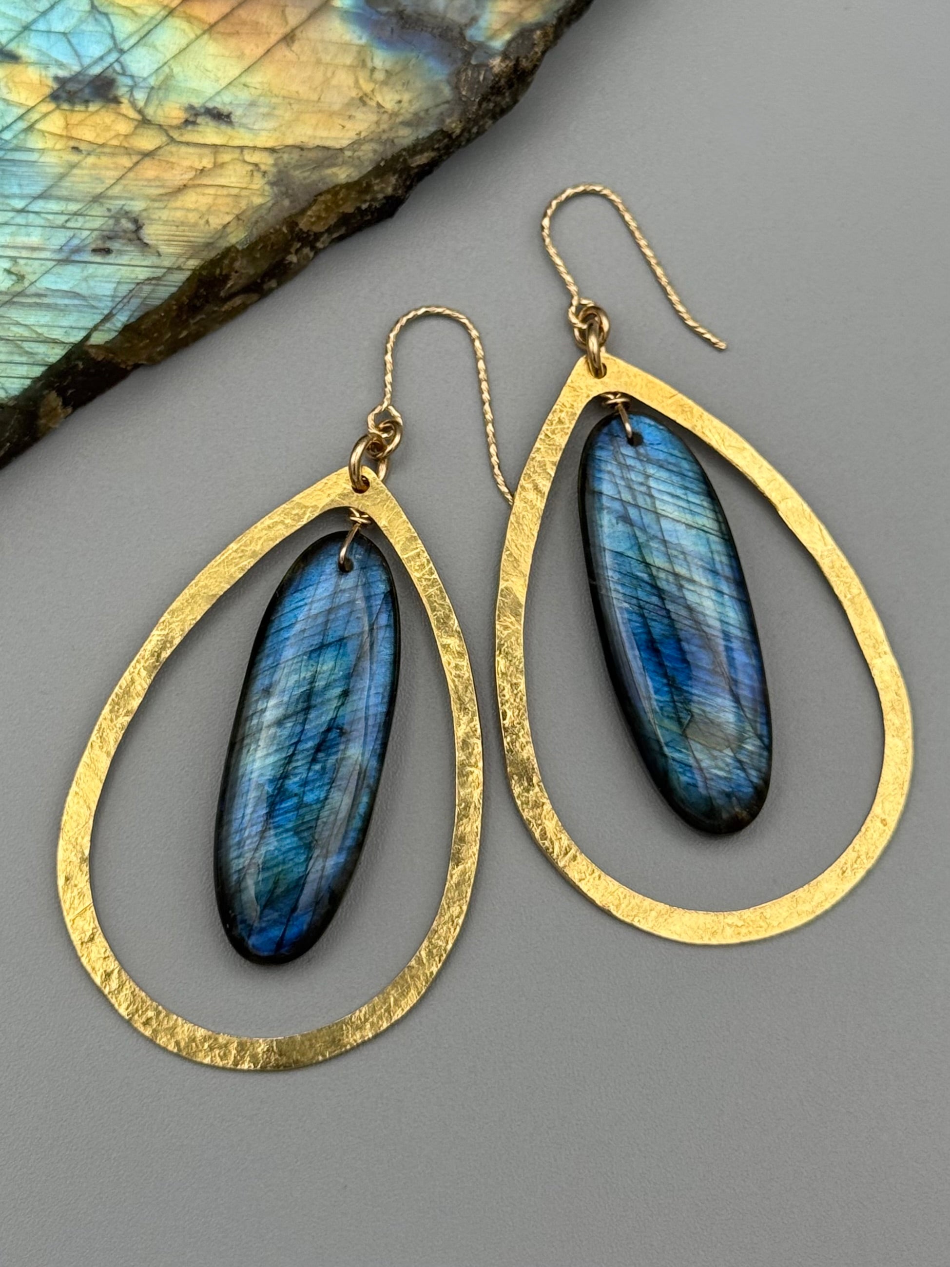 •DRIP DROP• labradorite oval + gold earrings