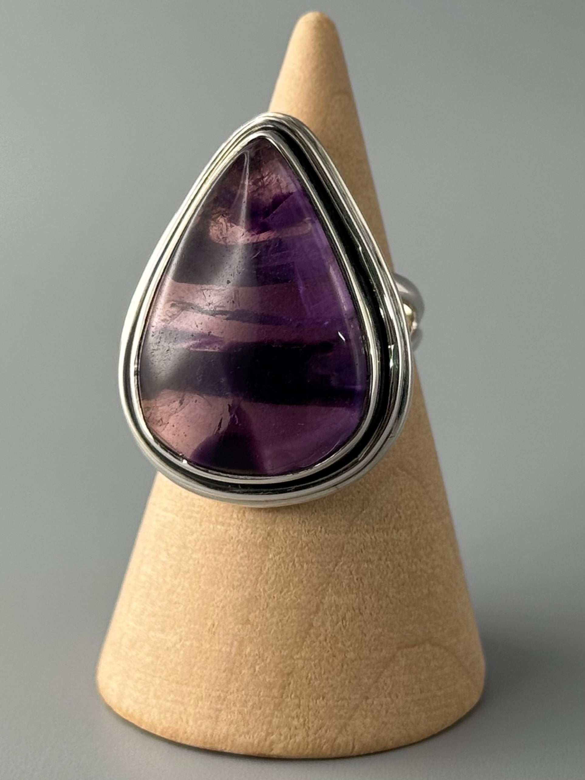 •TRAPICHE AMETHYST - TEAR• split band silver ring (size 6)