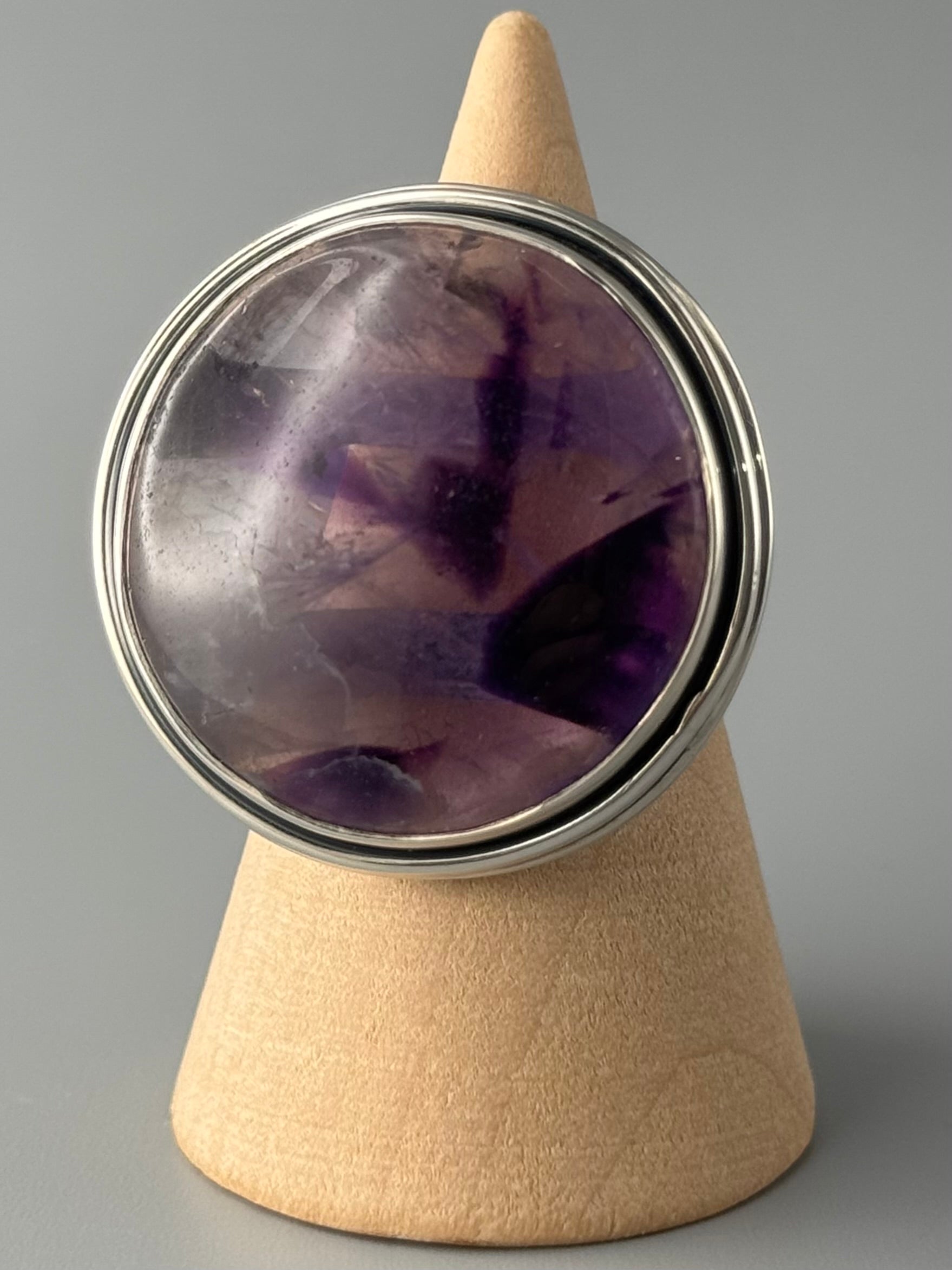 •TRAPICHE AMETHYST - ROUND• split band silver ring (size 7.25)