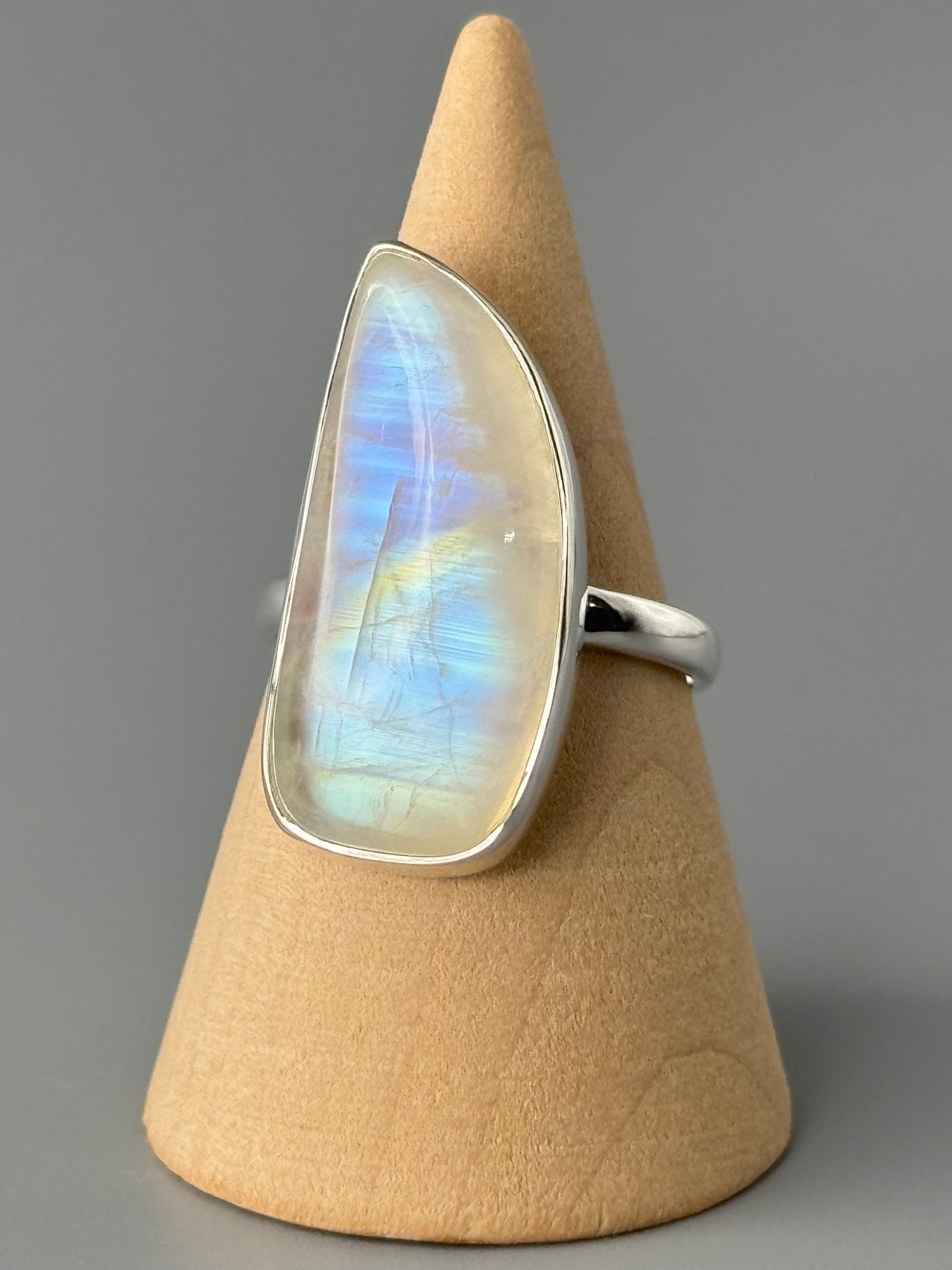 •RAINBOW MOONSTONE - FREEFORM• simple bezel silver ring (size 9)