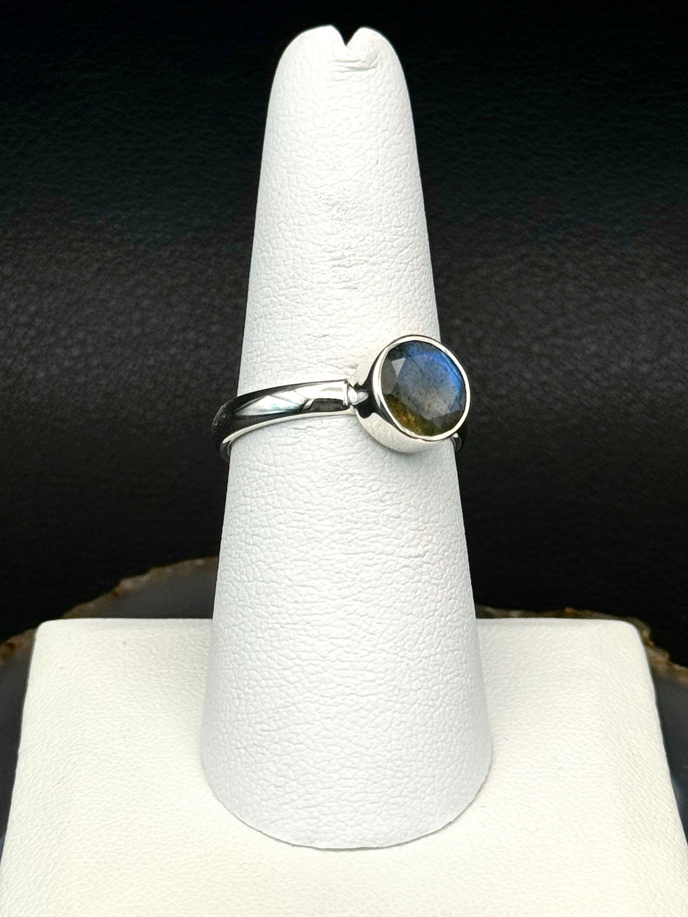 •FACETED LABRADORITE - MEDIUM CIRCLE• silver ring (size 8)