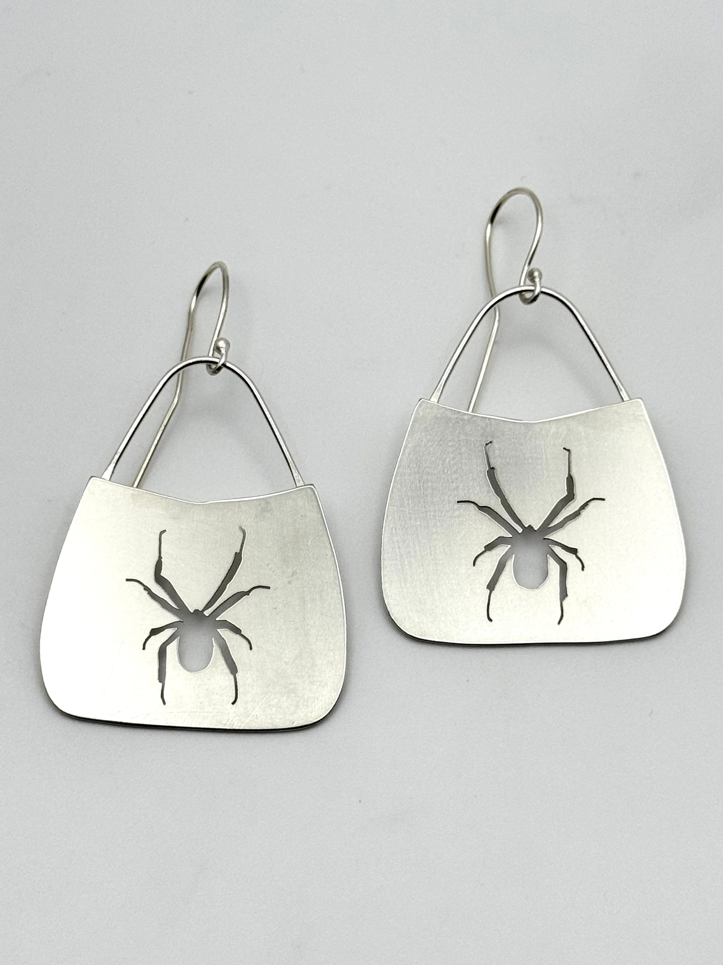 •ARAÑA• spider silhouette + silver dangle earrings