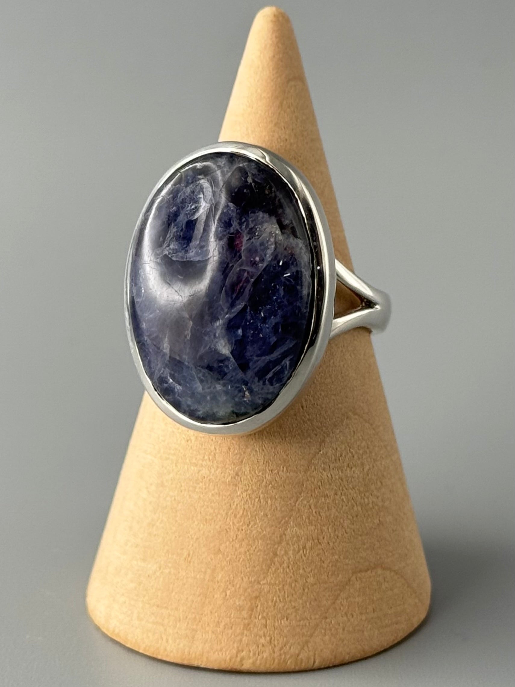 •IOLITE SUNSTONE - OVAL• split band silver ring (size 7.75)