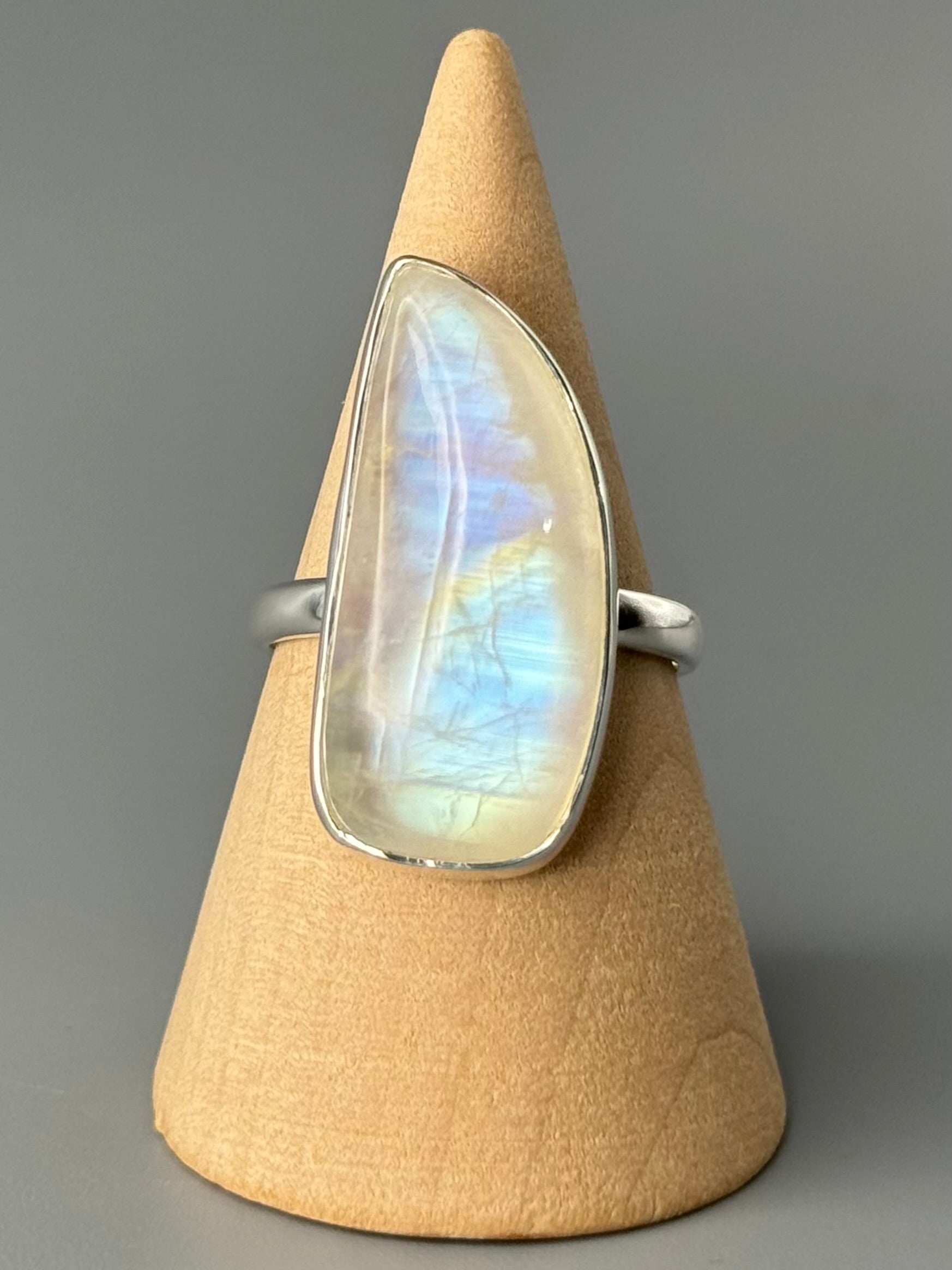 •RAINBOW MOONSTONE - FREEFORM• simple bezel silver ring (size 9)