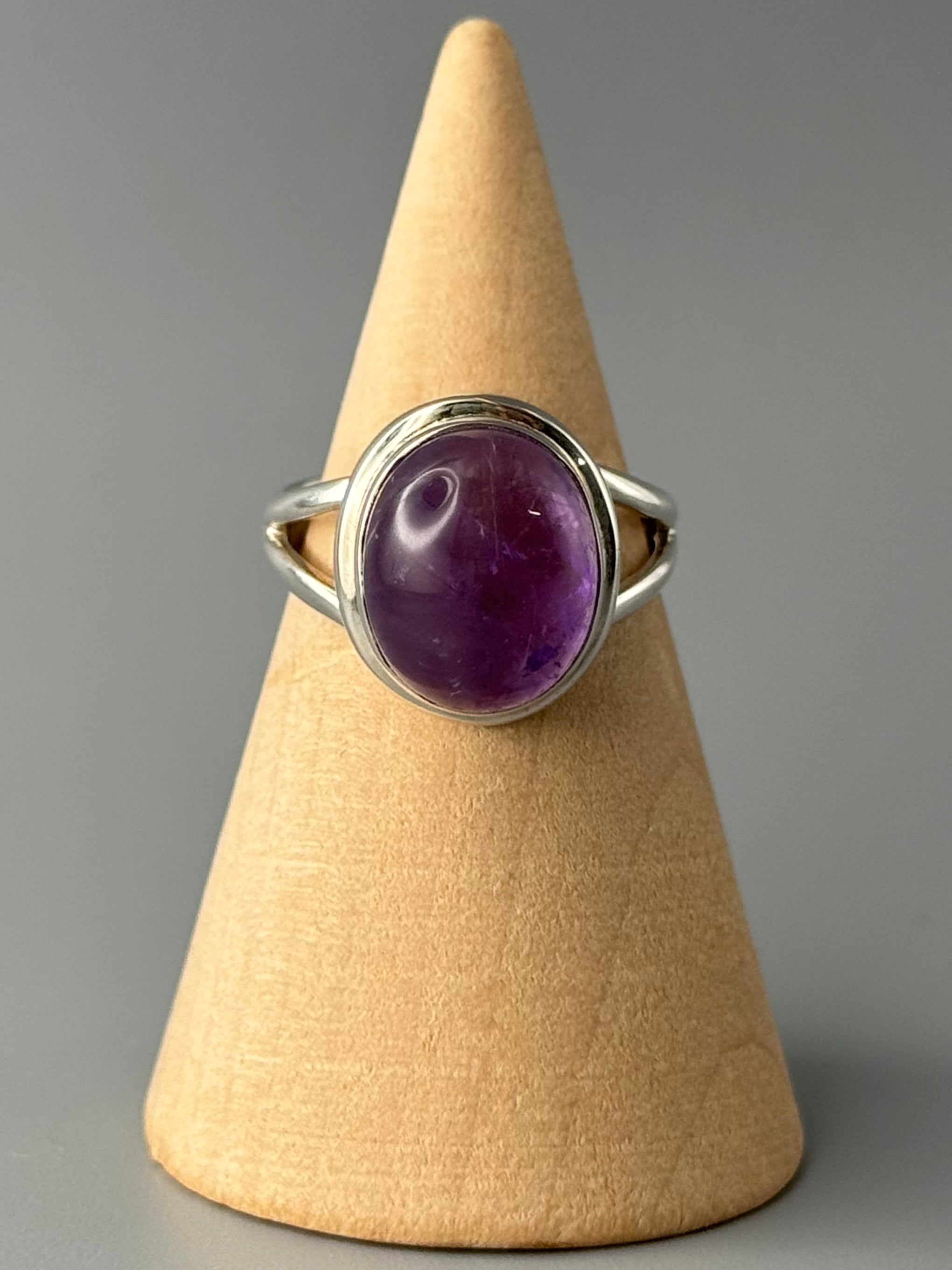 •AMETHYST - OVAL• split band silver ring (size 5.75)