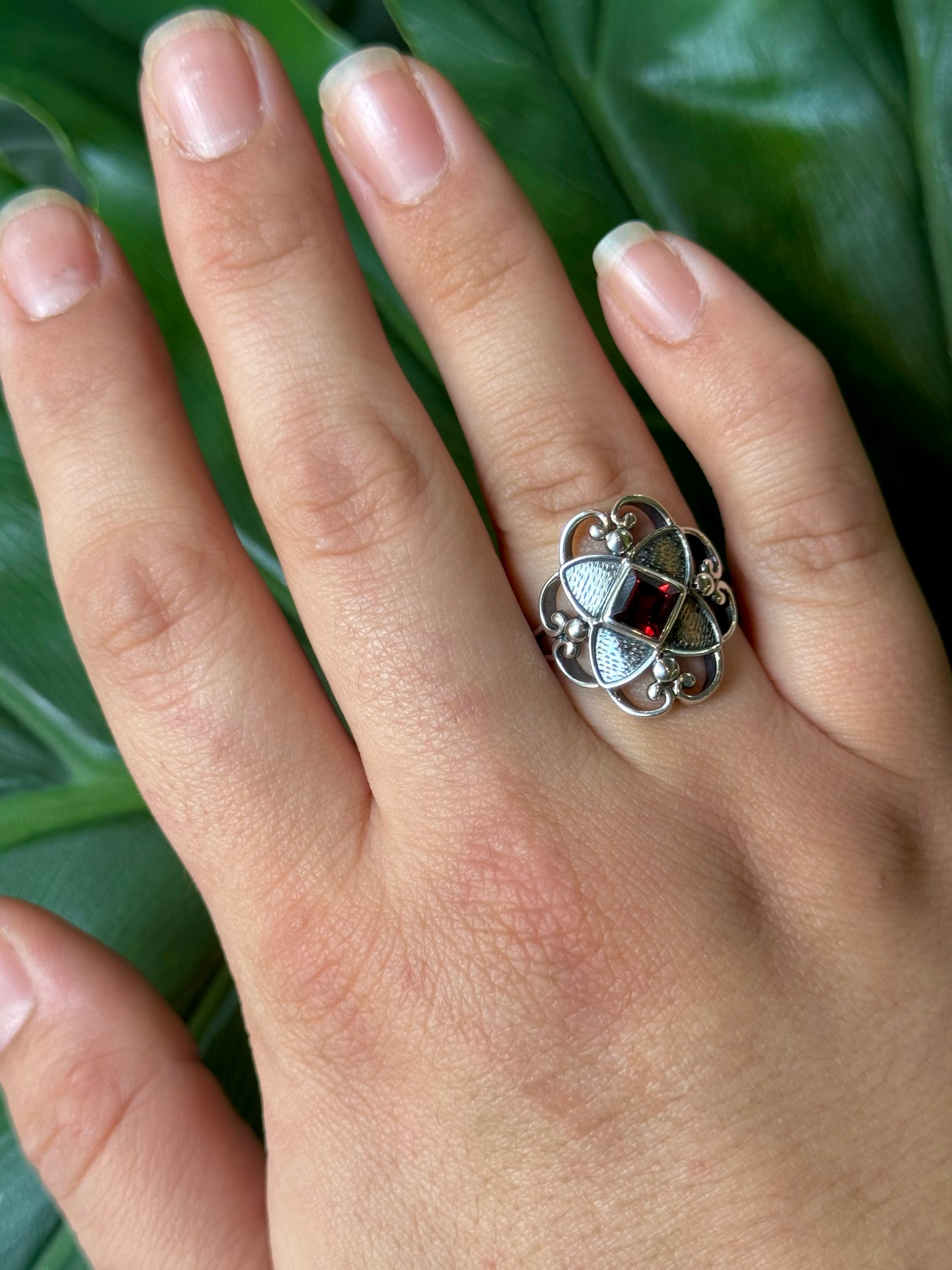 •GARNET - CLOVER• decorative bezel silver ring (various sizes)