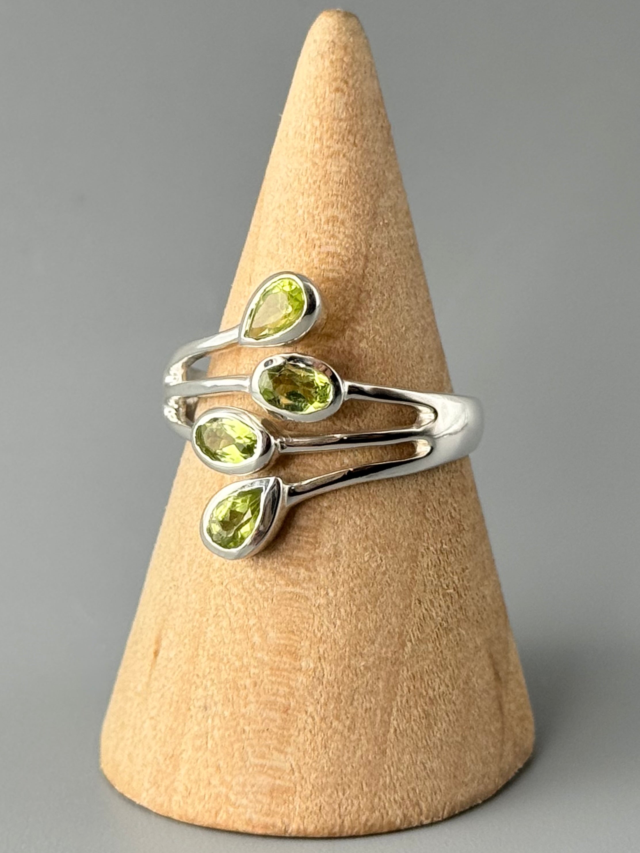 •PERIDOT - QUARTET• split band silver ring (various sizes)