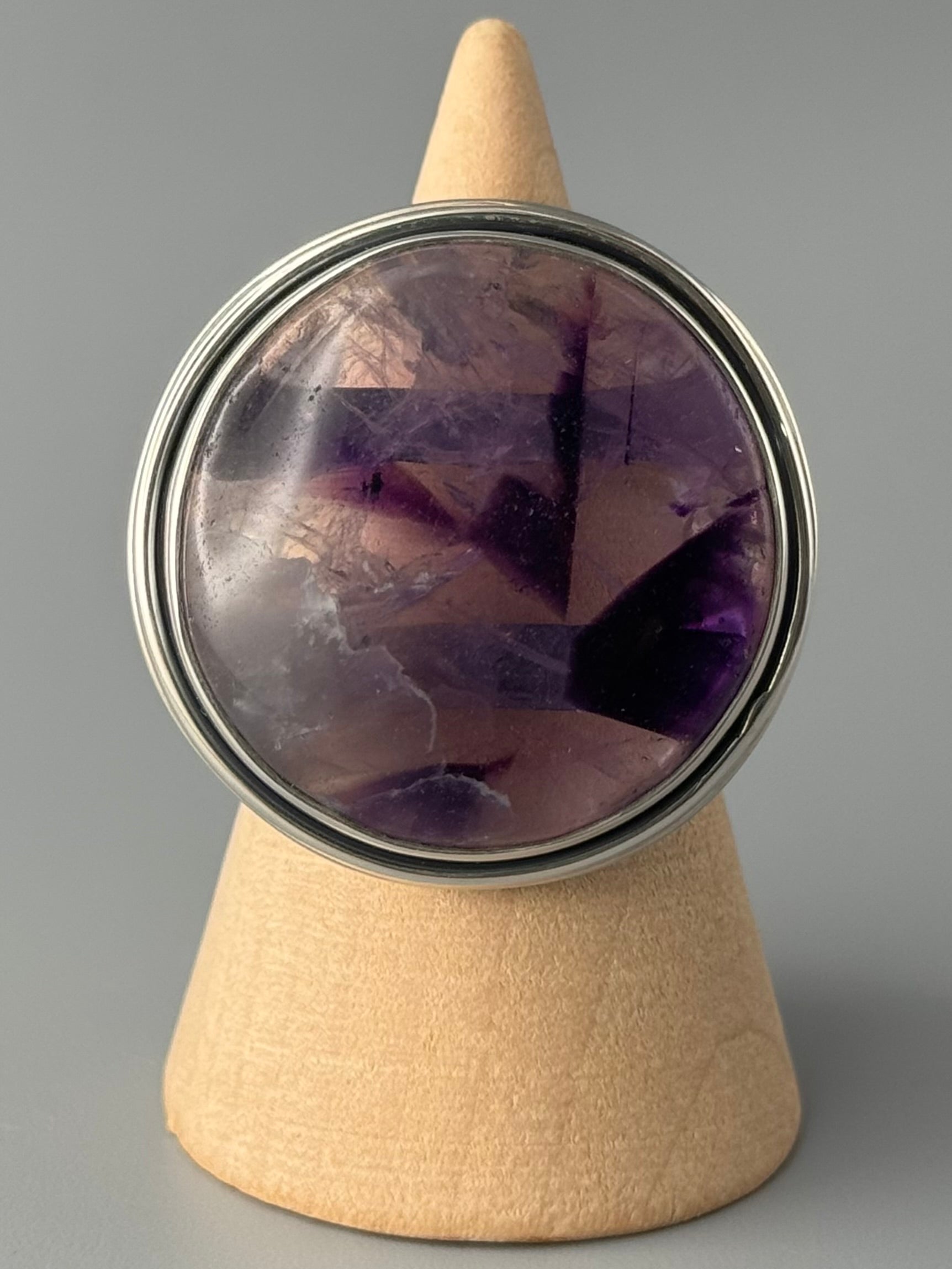 •TRAPICHE AMETHYST - ROUND• split band silver ring (size 7.25)