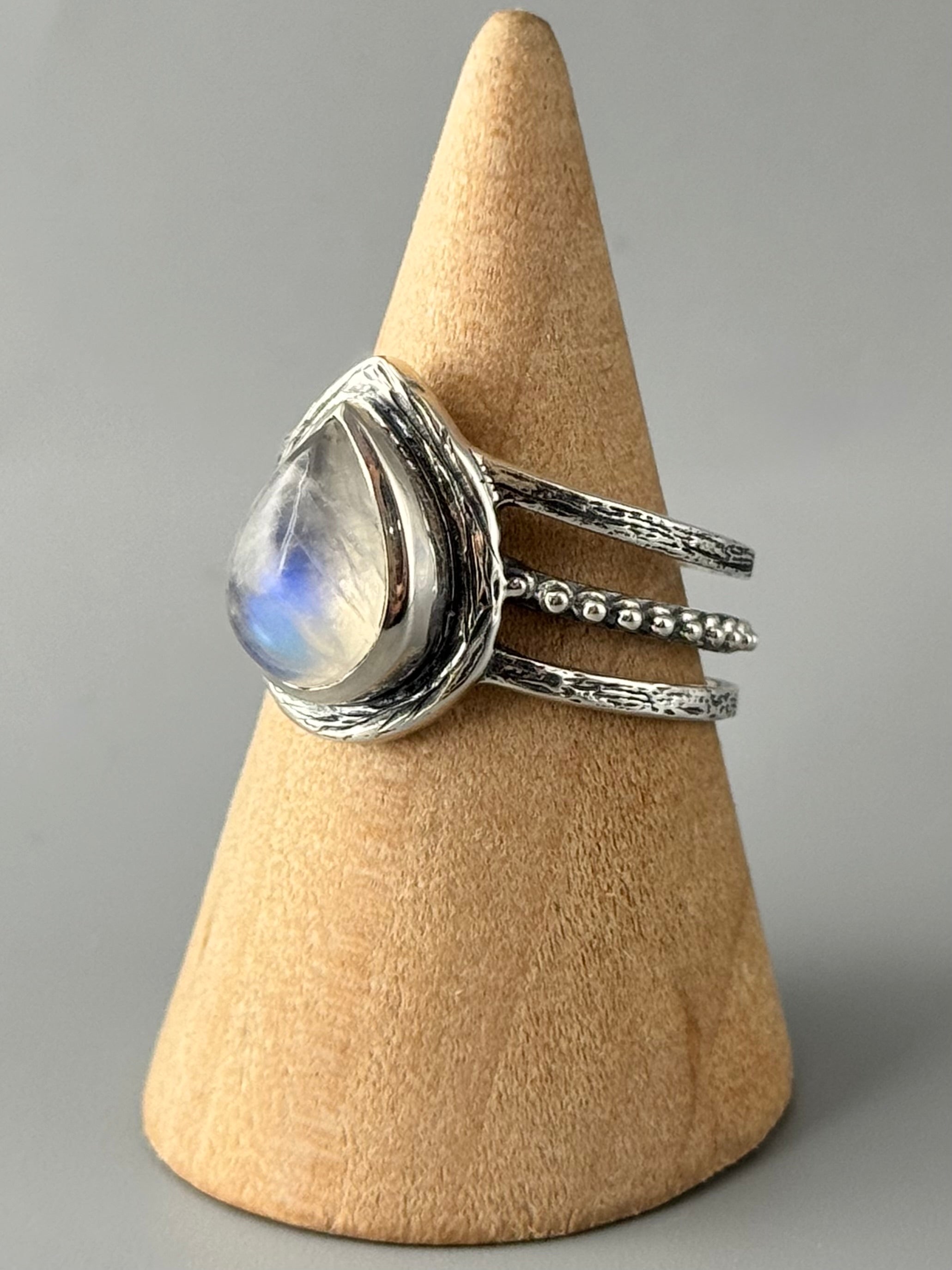 •RAINBOW MOONSTONE - GATE• split band silver ring (size 9.75)