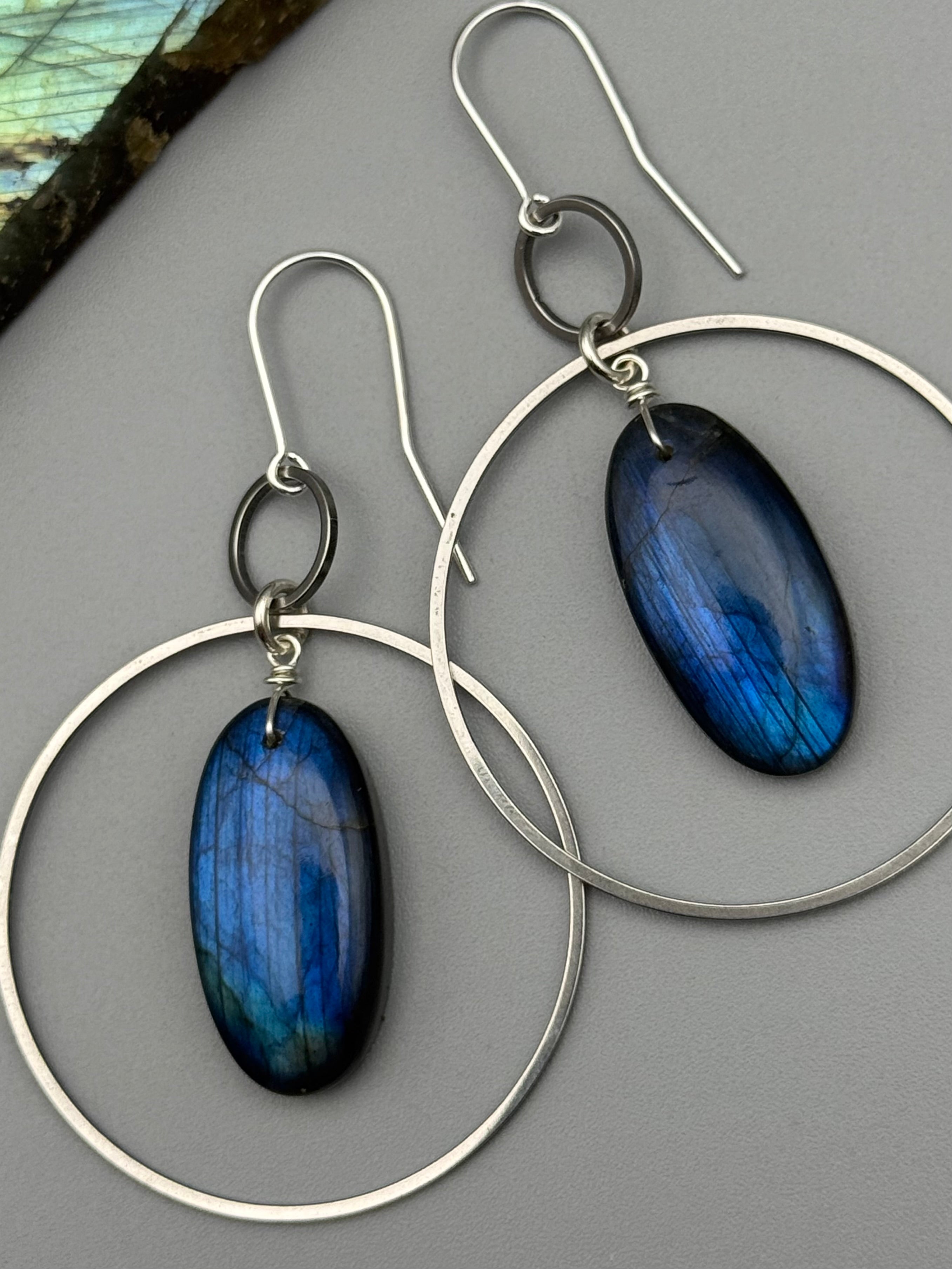 •EQUA-LUNA• labradorite oval + silver earrings