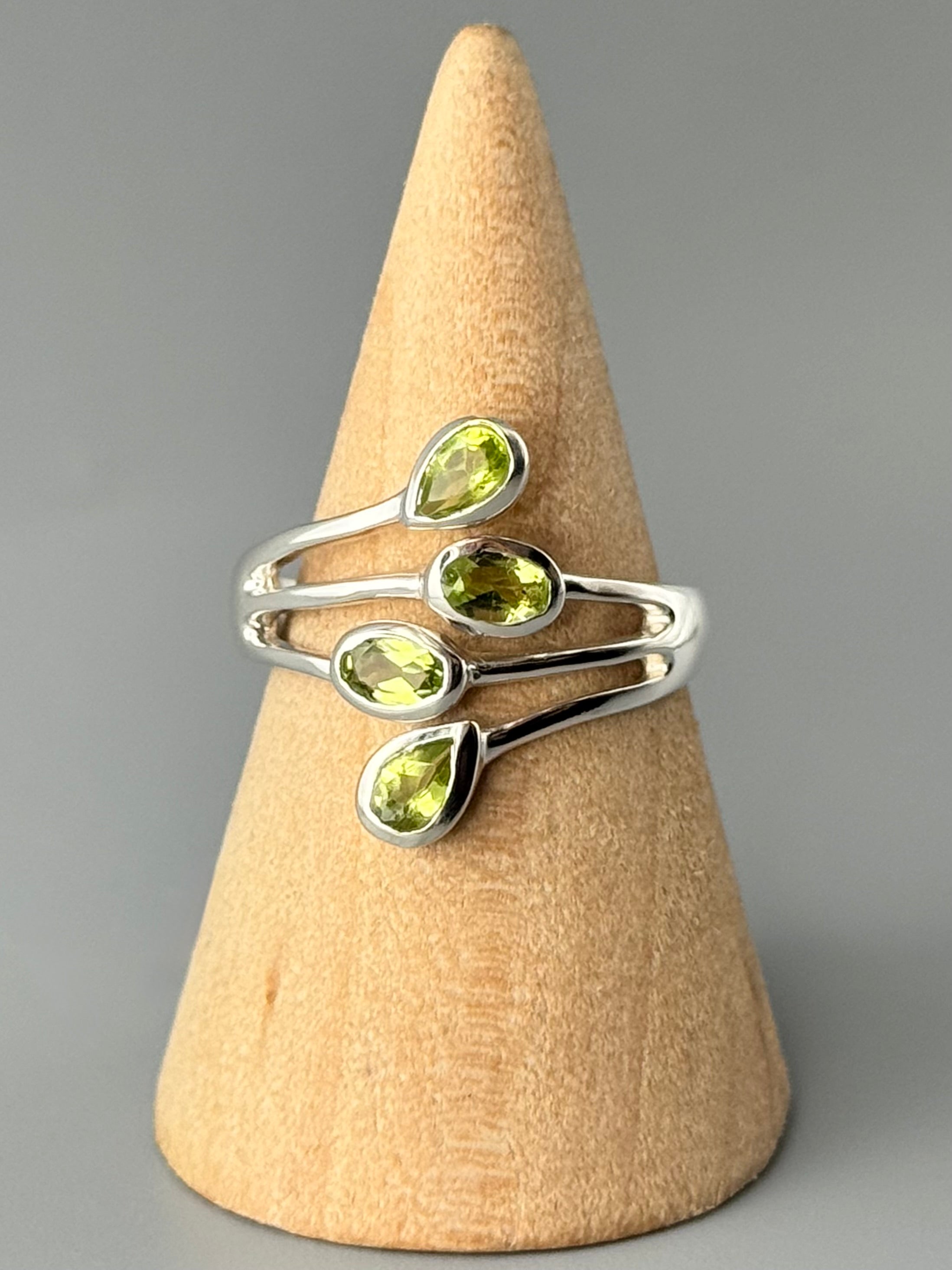 •PERIDOT - QUARTET• split band silver ring (various sizes)
