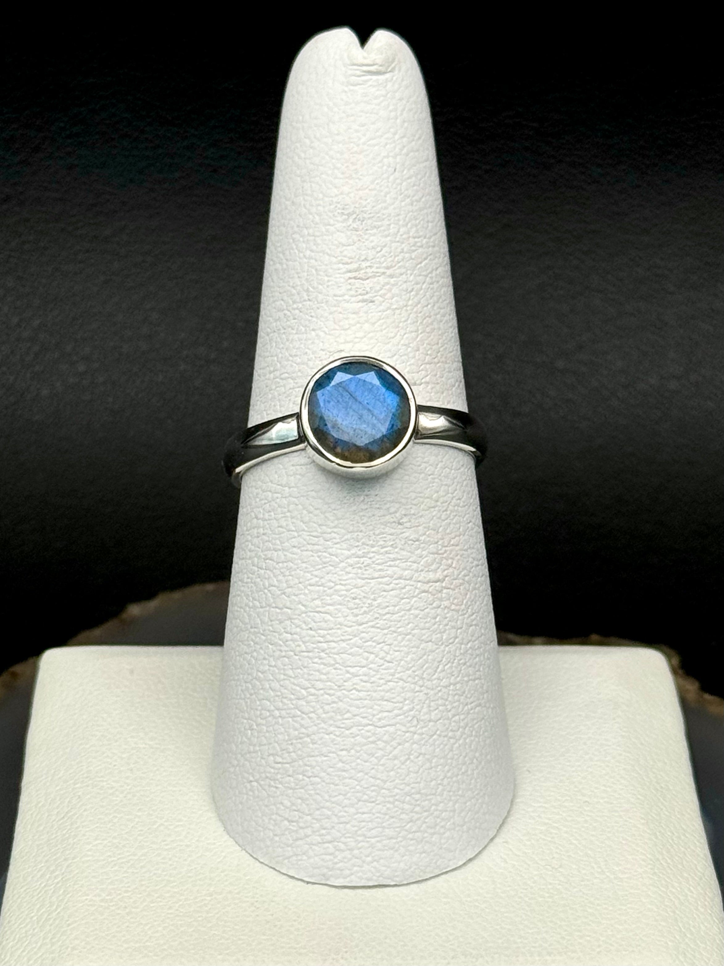 •FACETED LABRADORITE - MEDIUM CIRCLE• silver ring (size 8)